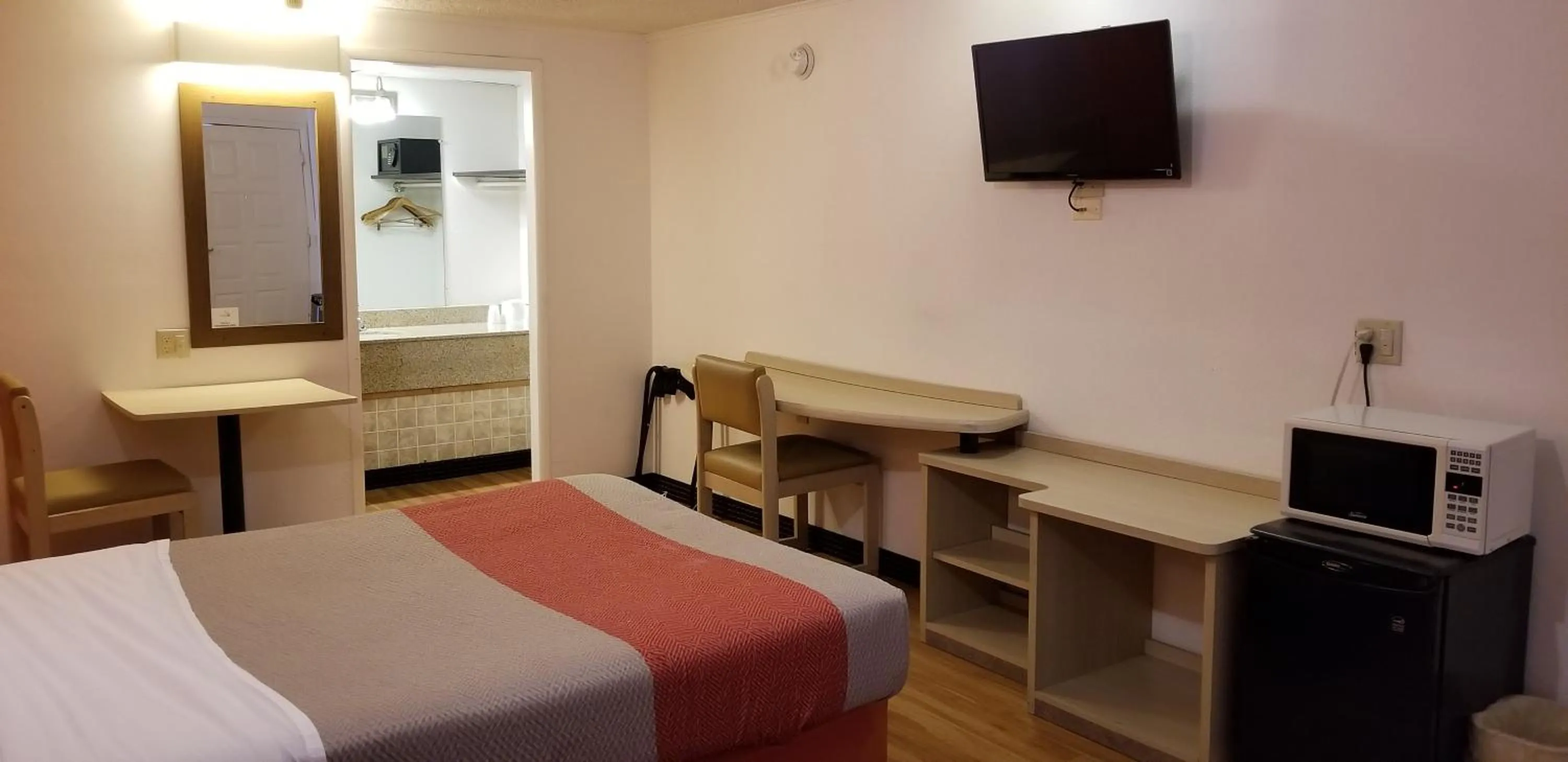 TV and multimedia, Bed in FairBridge Inn Express London