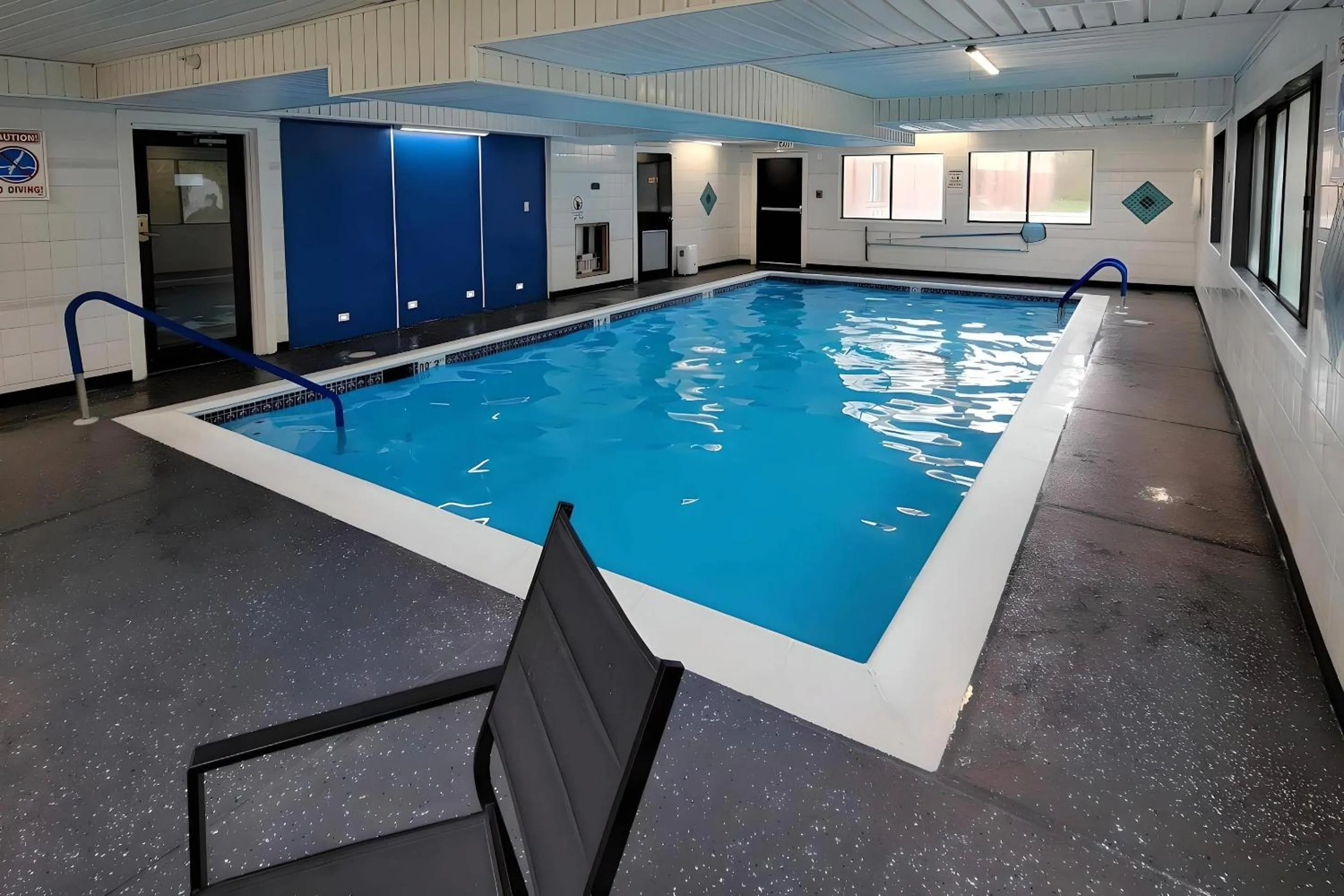 Swimming pool in Remembrance Inn