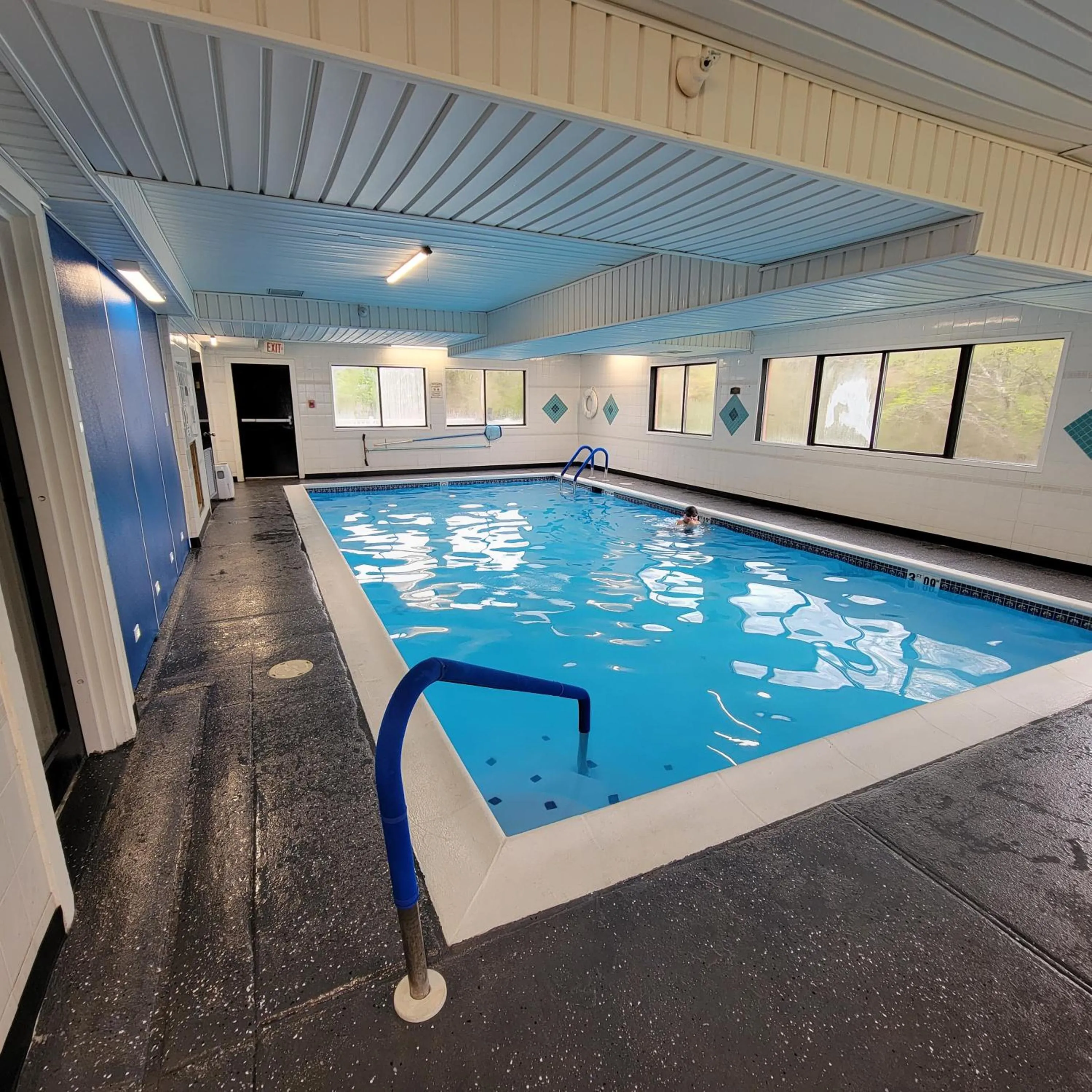 Swimming pool in Remembrance Inn