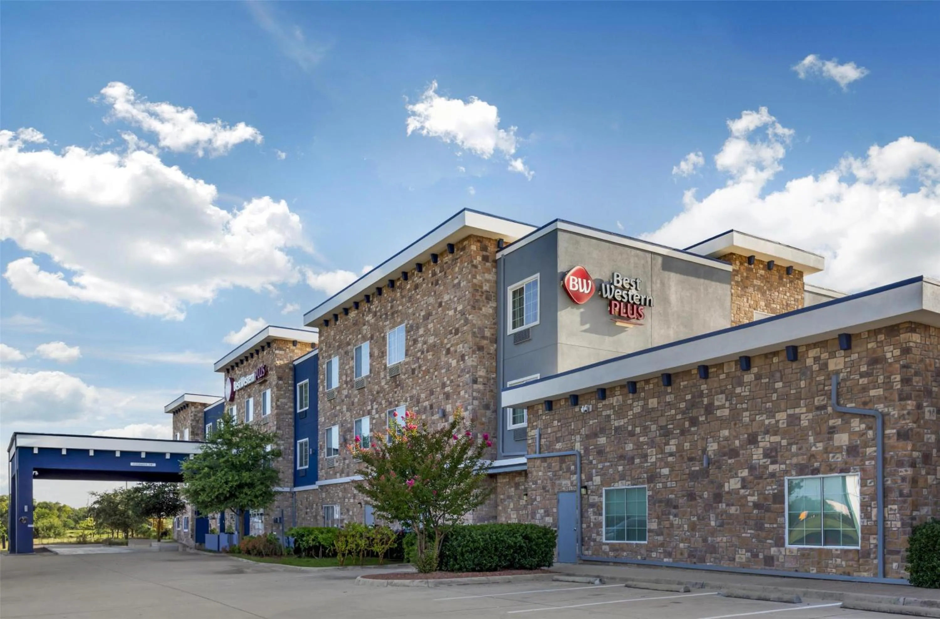 Property building in Best Western Plus Fort Worth Forest Hill Inn & Suites