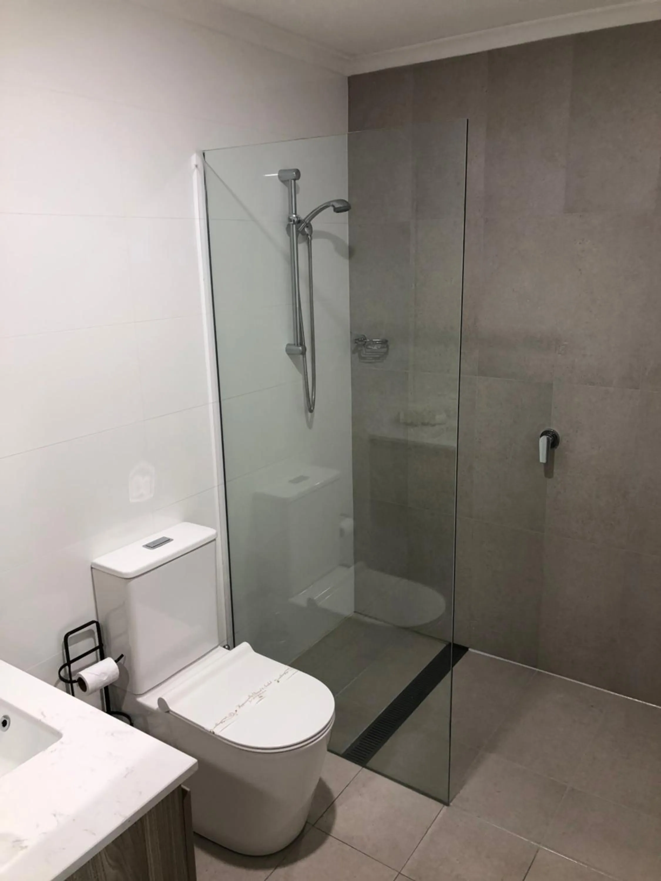 Shower in Summit Ridge Alpine Lodge