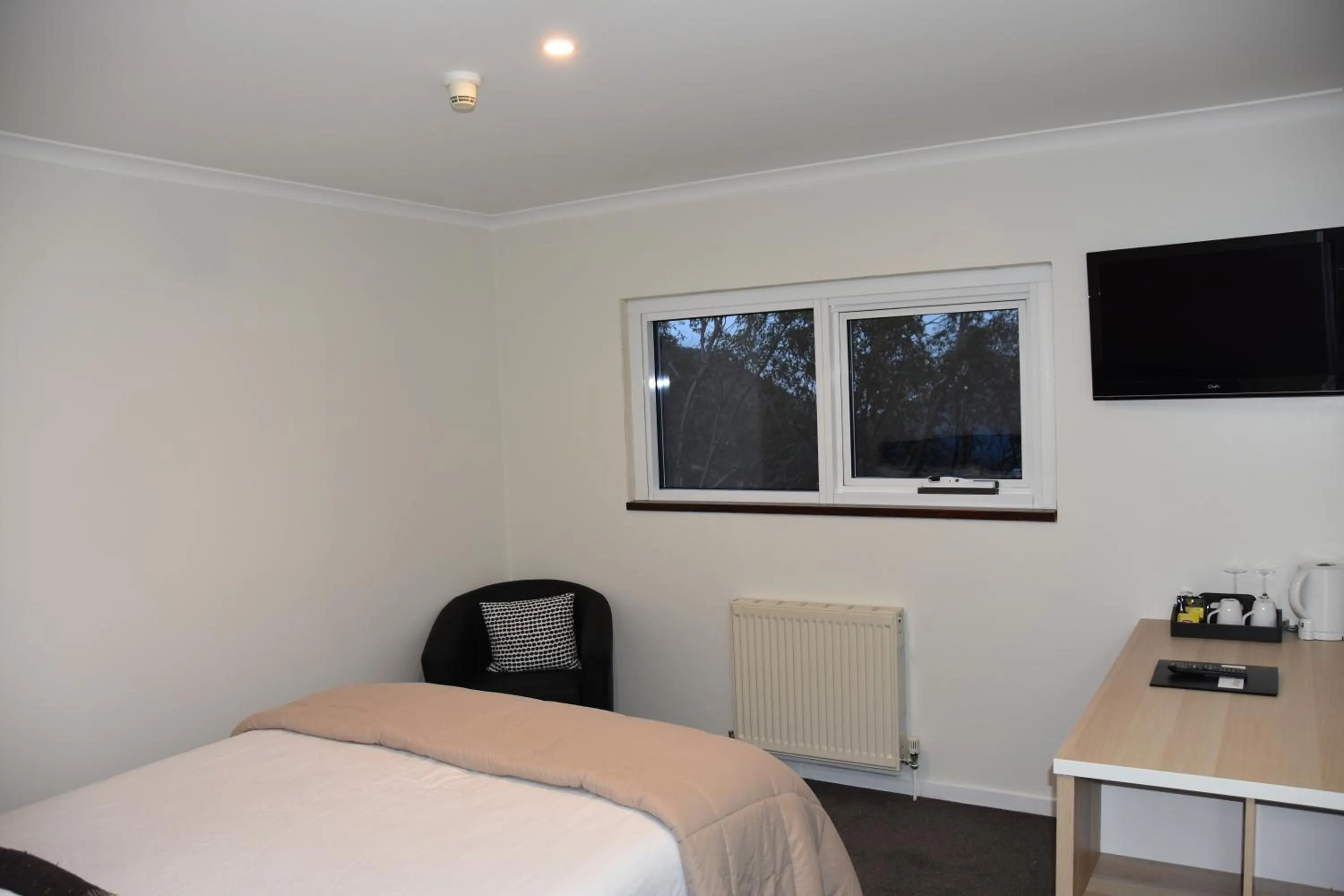 Photo of the whole room, Bed in Summit Ridge Alpine Lodge