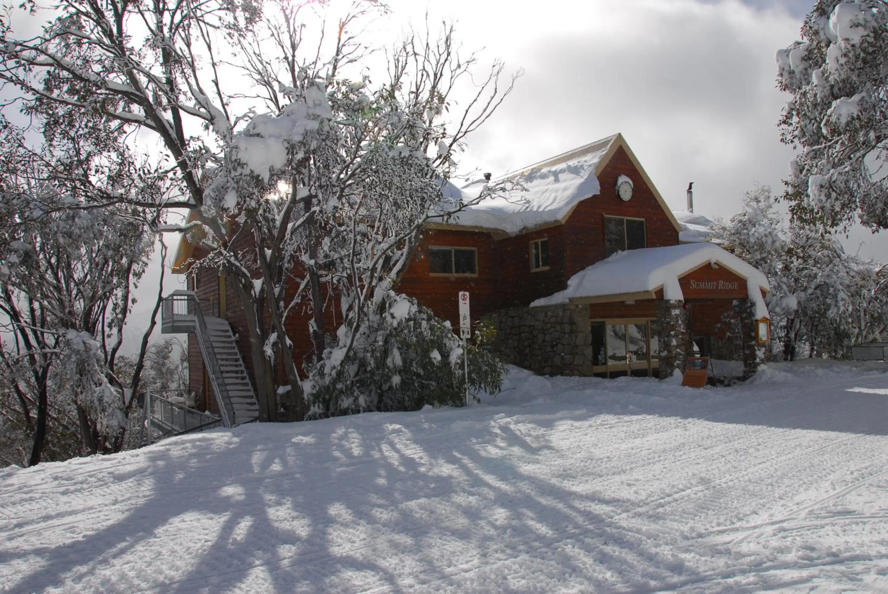 Facade/entrance in Summit Ridge Alpine Lodge