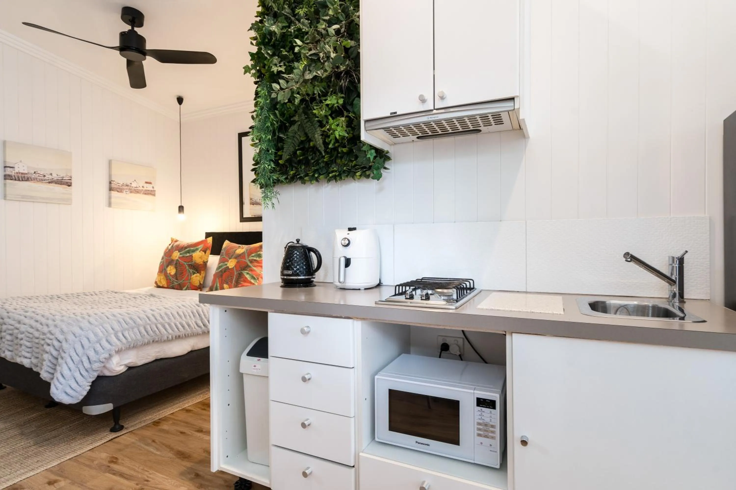 Kitchen or kitchenette, Bed in By The Seaside