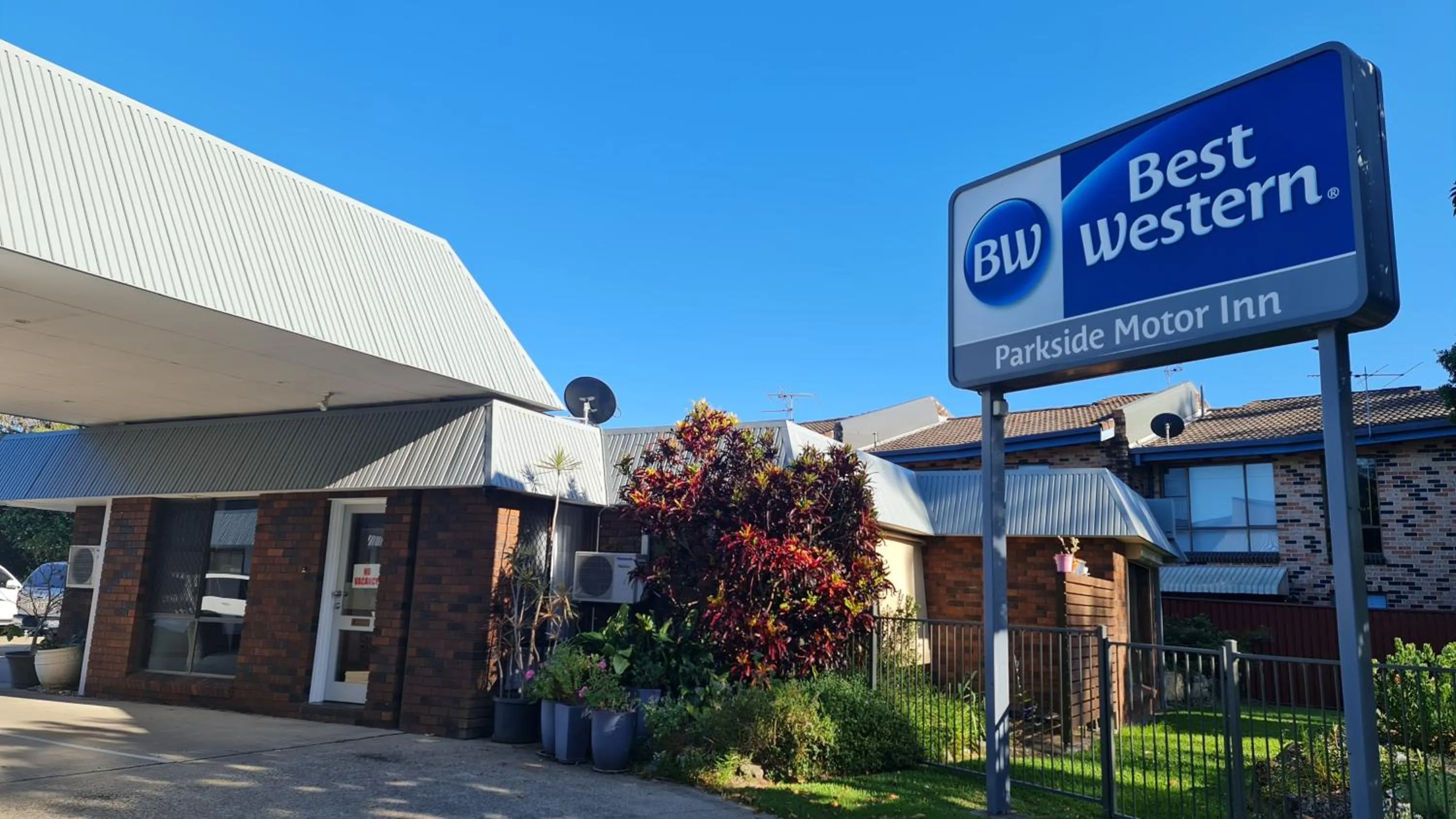 Property building in Best Western Parkside Motor Inn