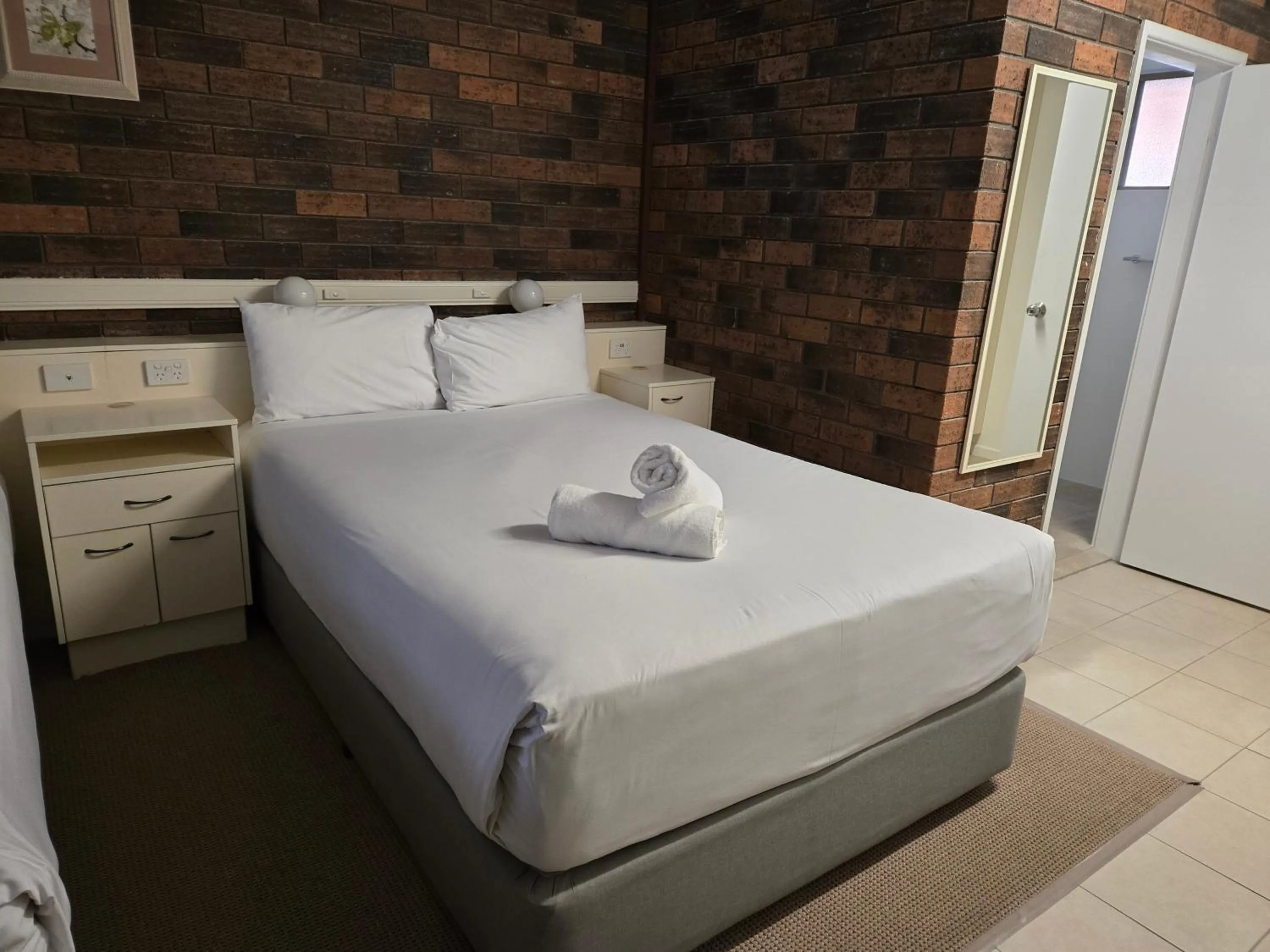 Bed in Best Western Parkside Motor Inn