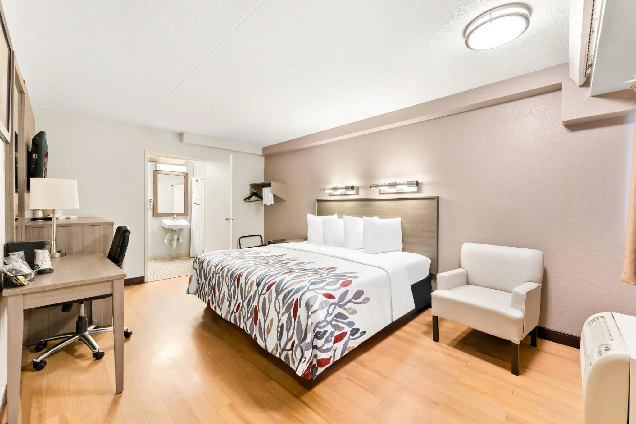 Photo of the whole room, Bed in Red Roof Inn Allentown Airport