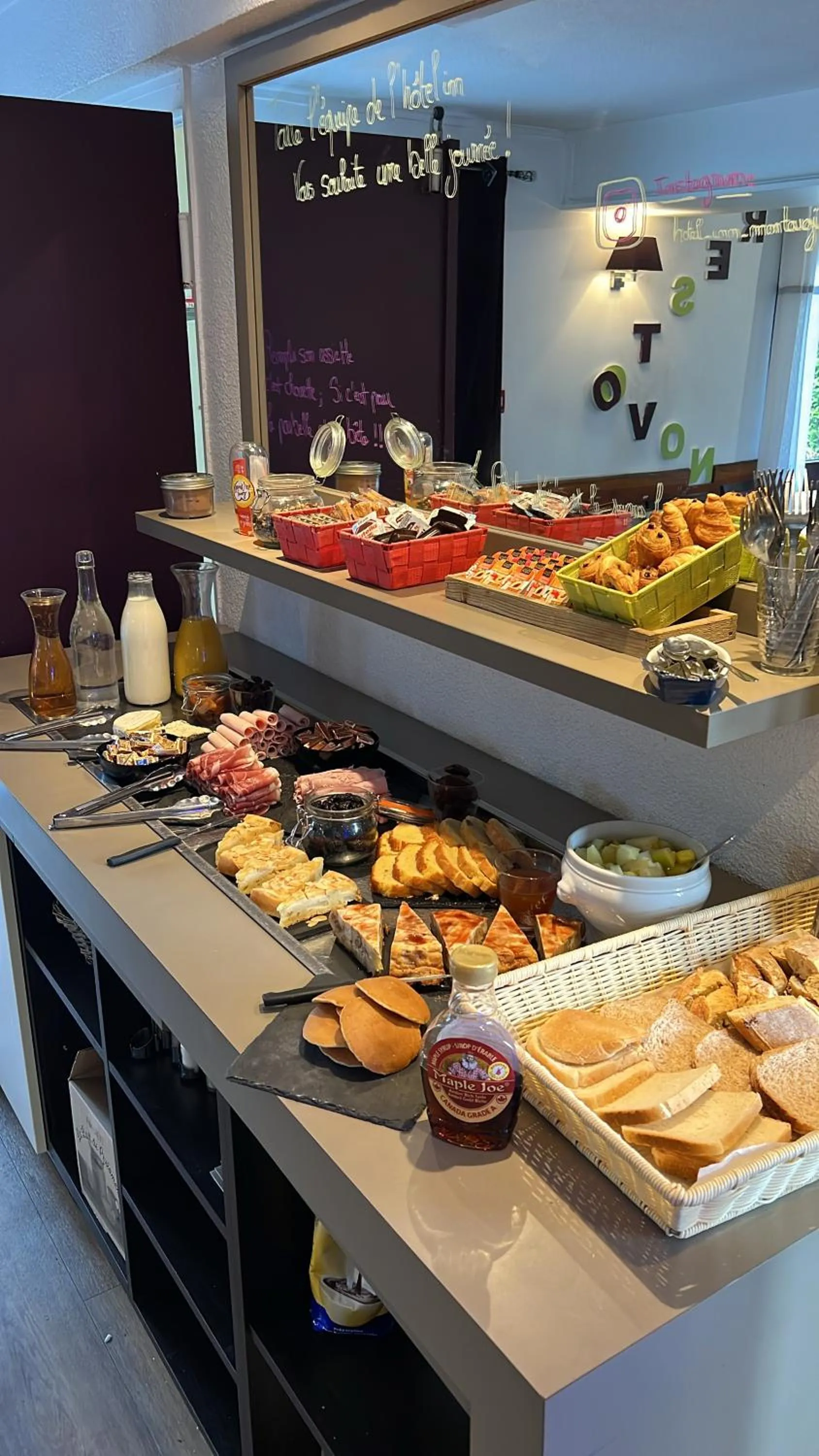 Buffet breakfast in Hôtel Inn Design Resto Novo Montargis