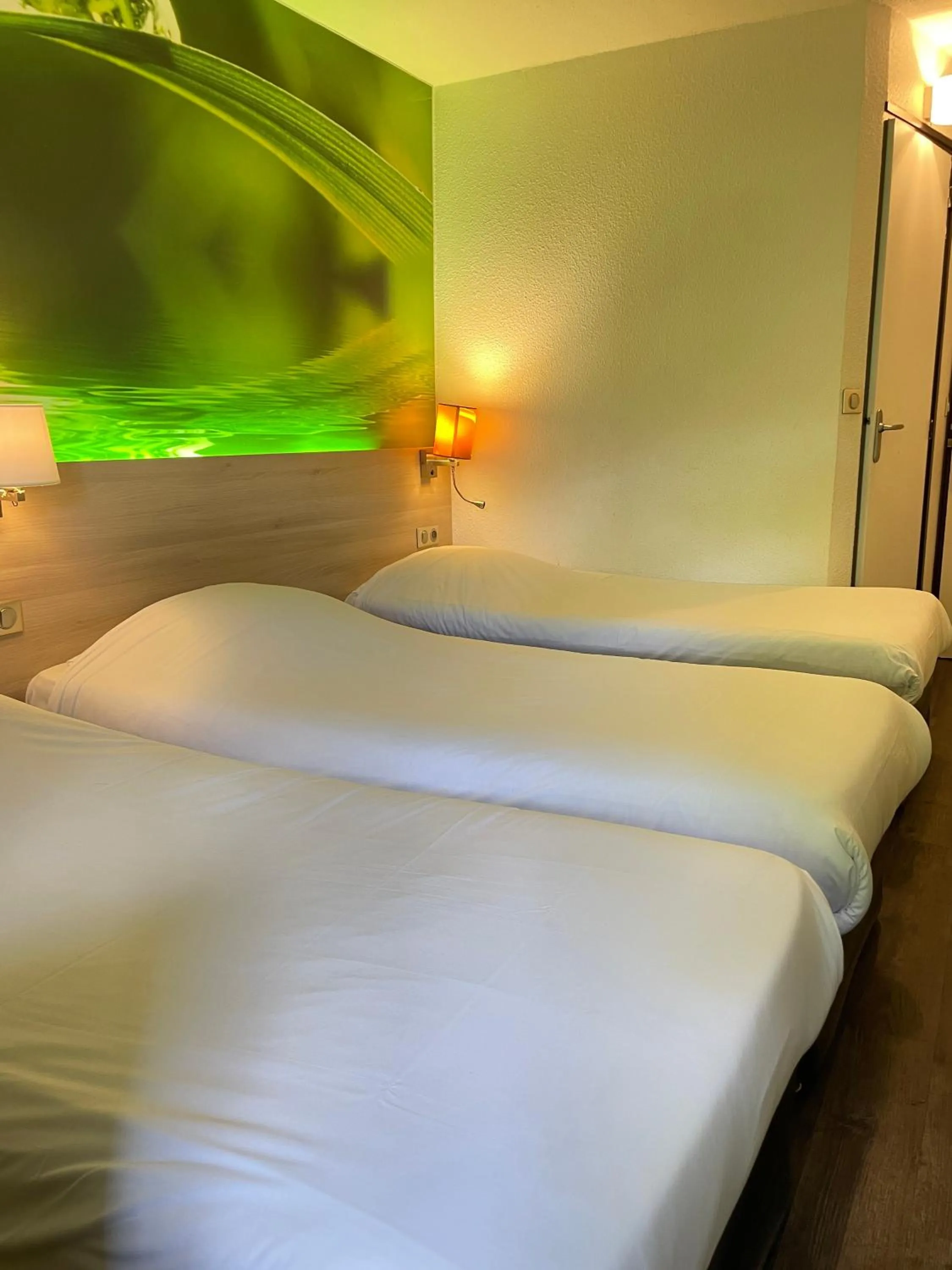 Bed in Hôtel Inn Design Resto Novo Montargis