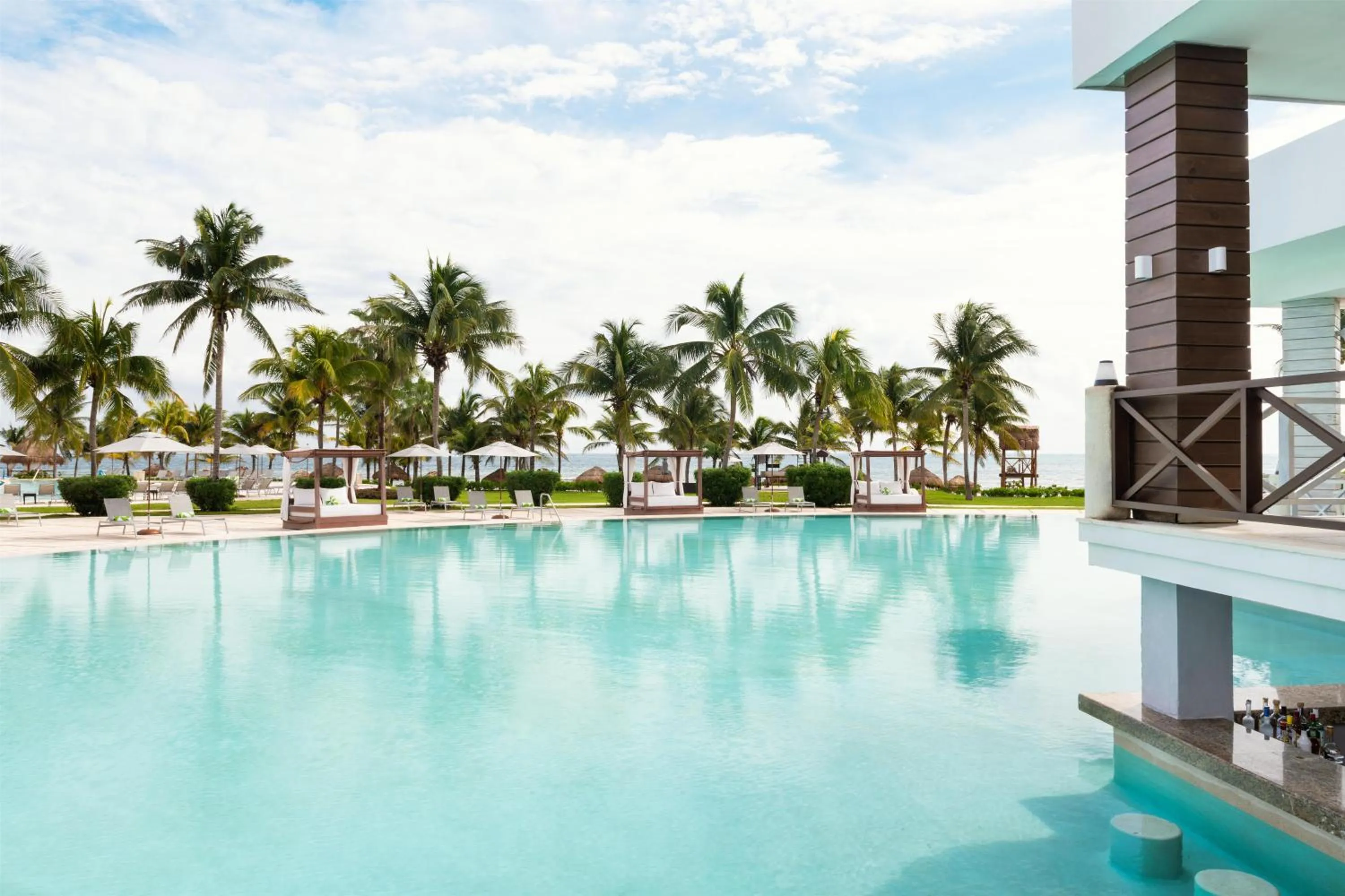 Swimming pool in Dreams Puerto Morelos Resort & Spa - All Inclusive