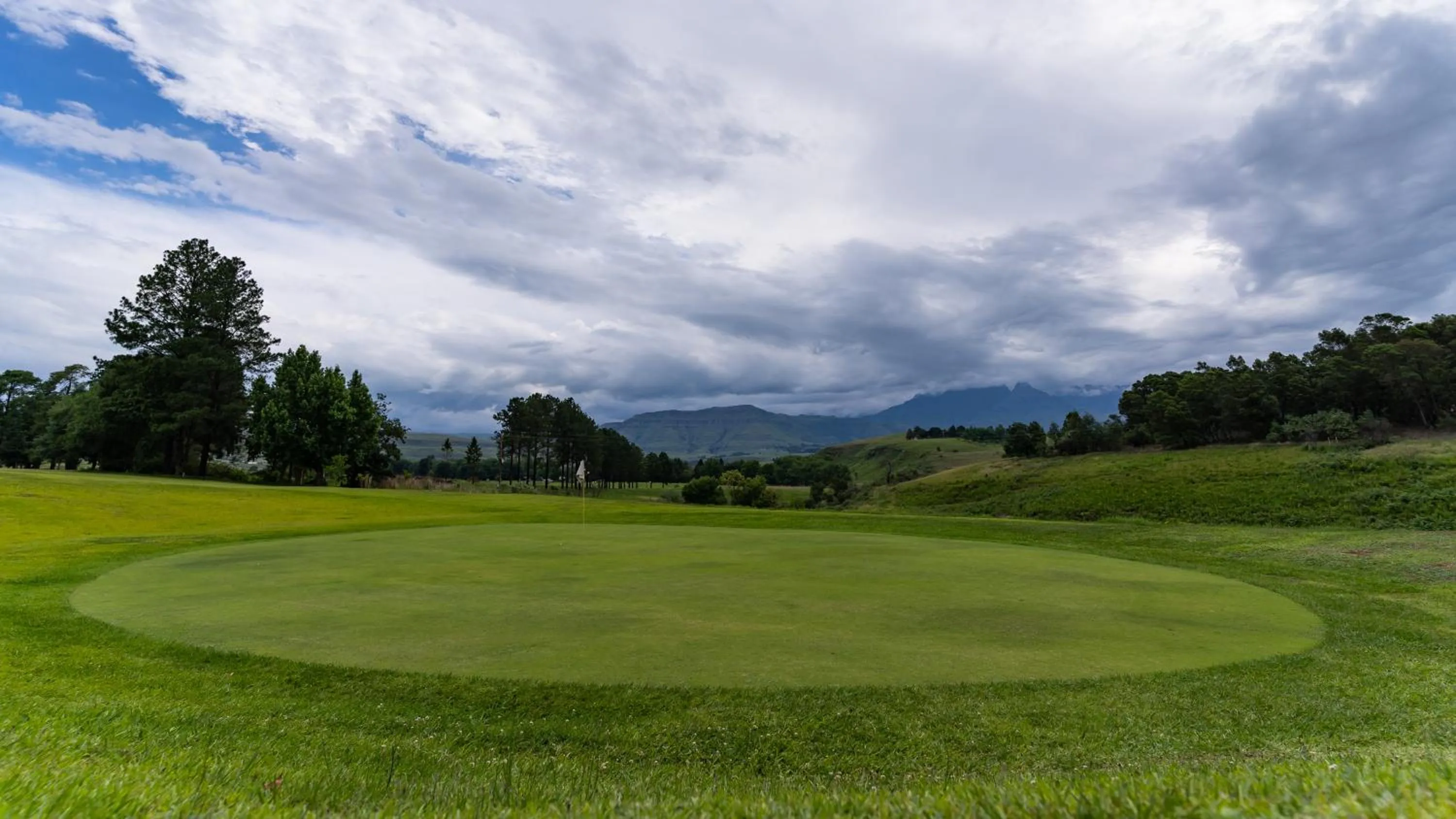 Golfcourse in Gooderson Monks Cowl Golf Resort