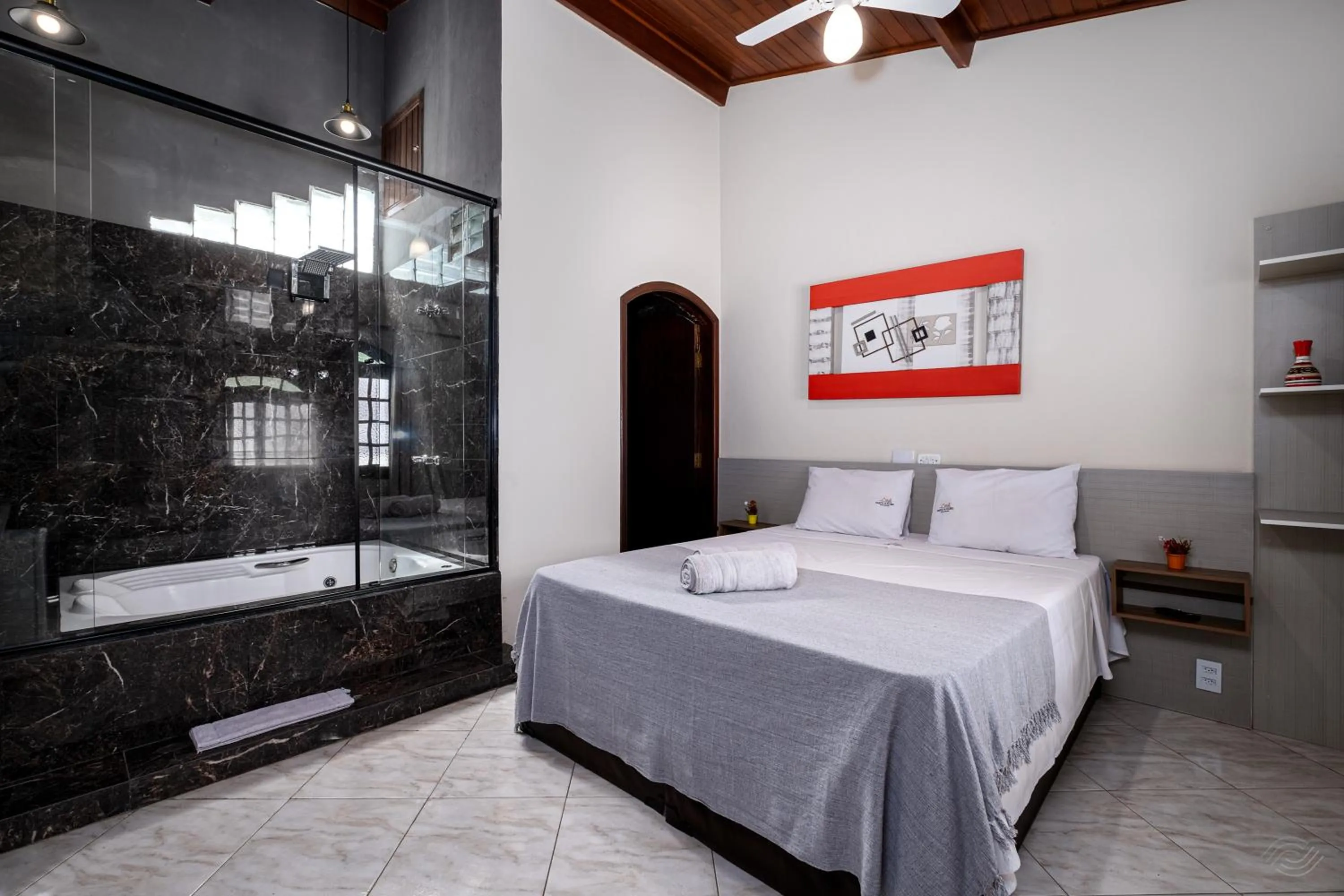 Shower, Bed in Pousada Encantos de Socorro