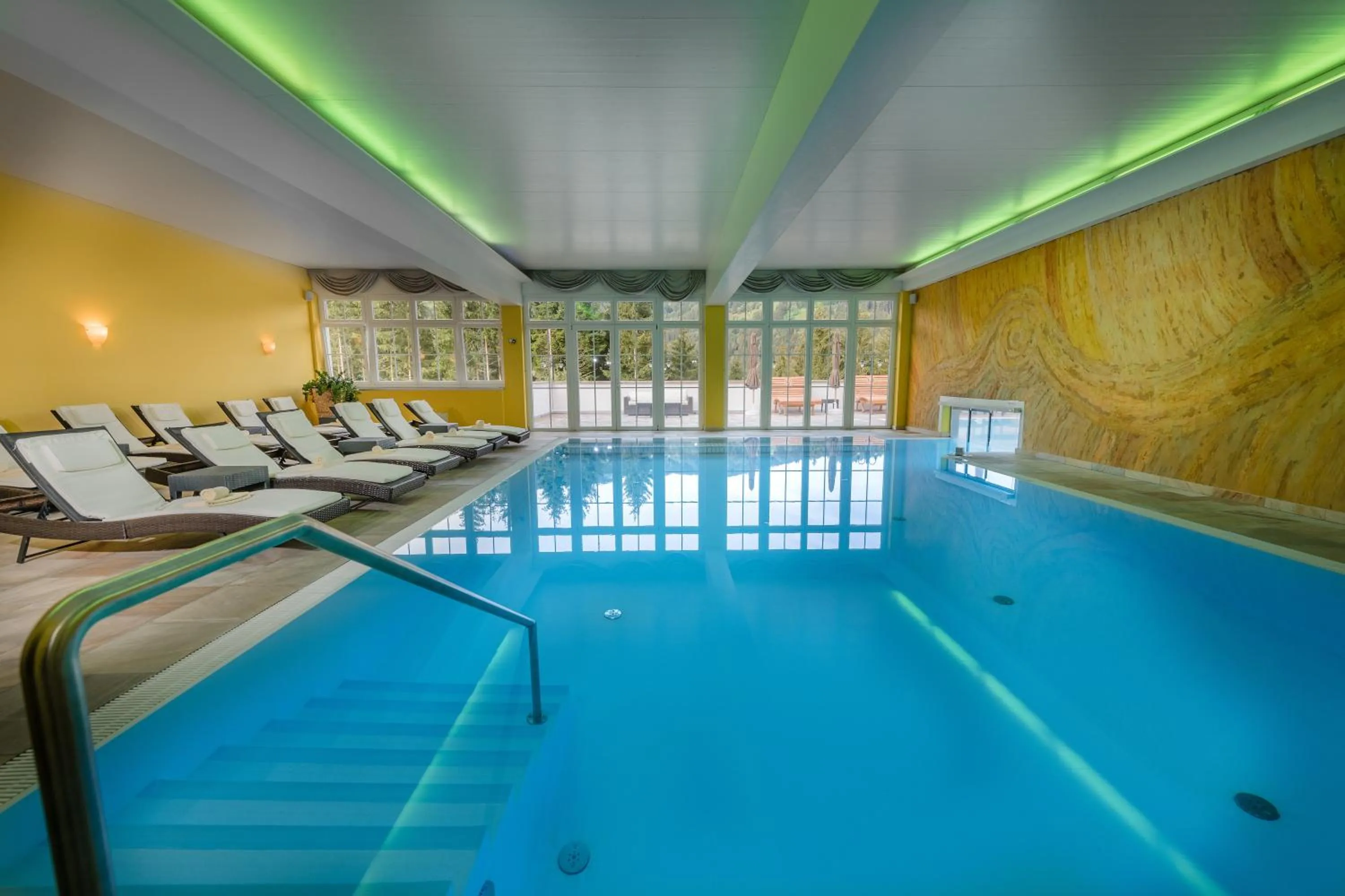 Swimming pool in Hotel Moselebauer
