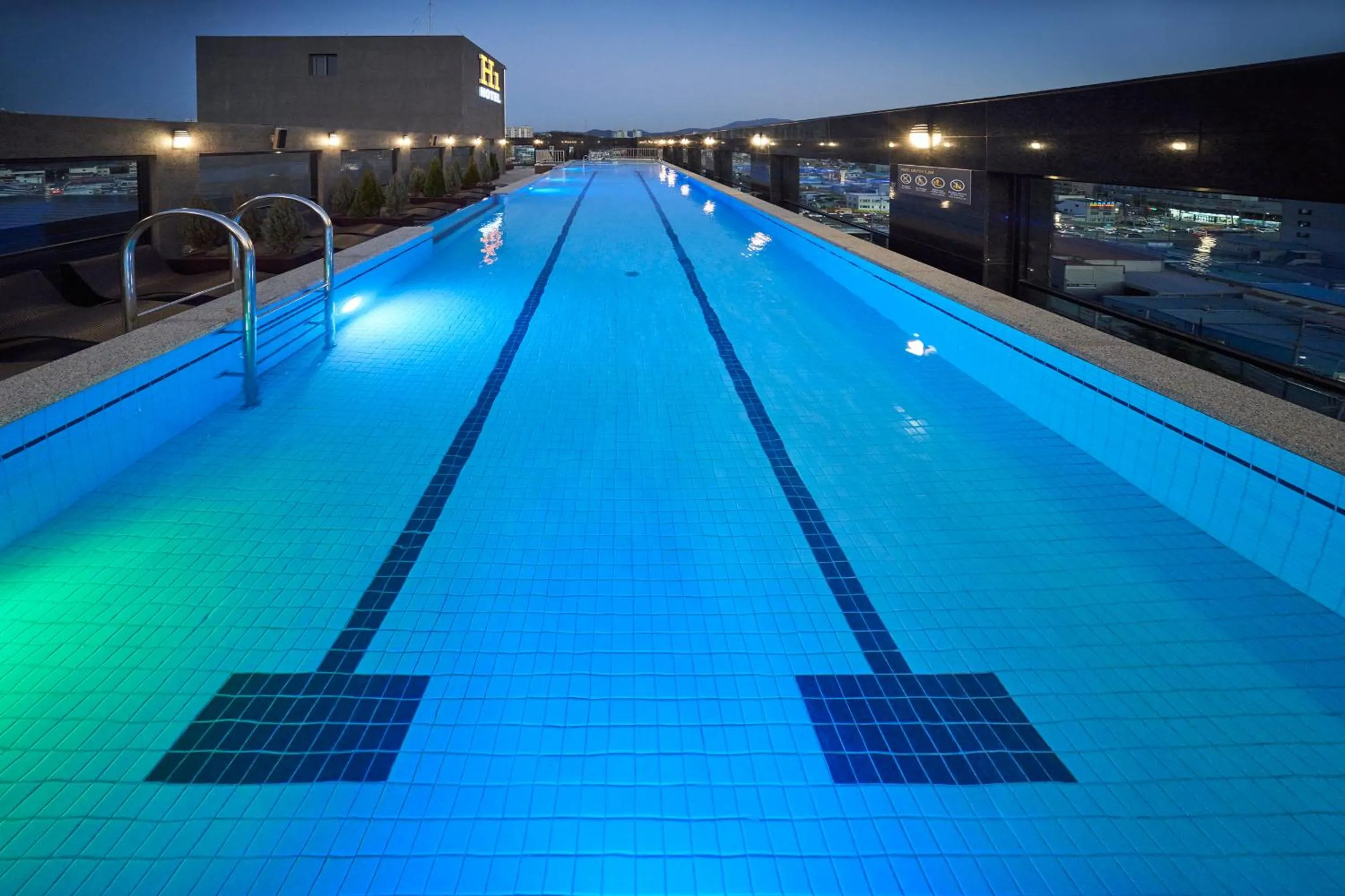 Swimming pool in Gwangju H1 Hotel