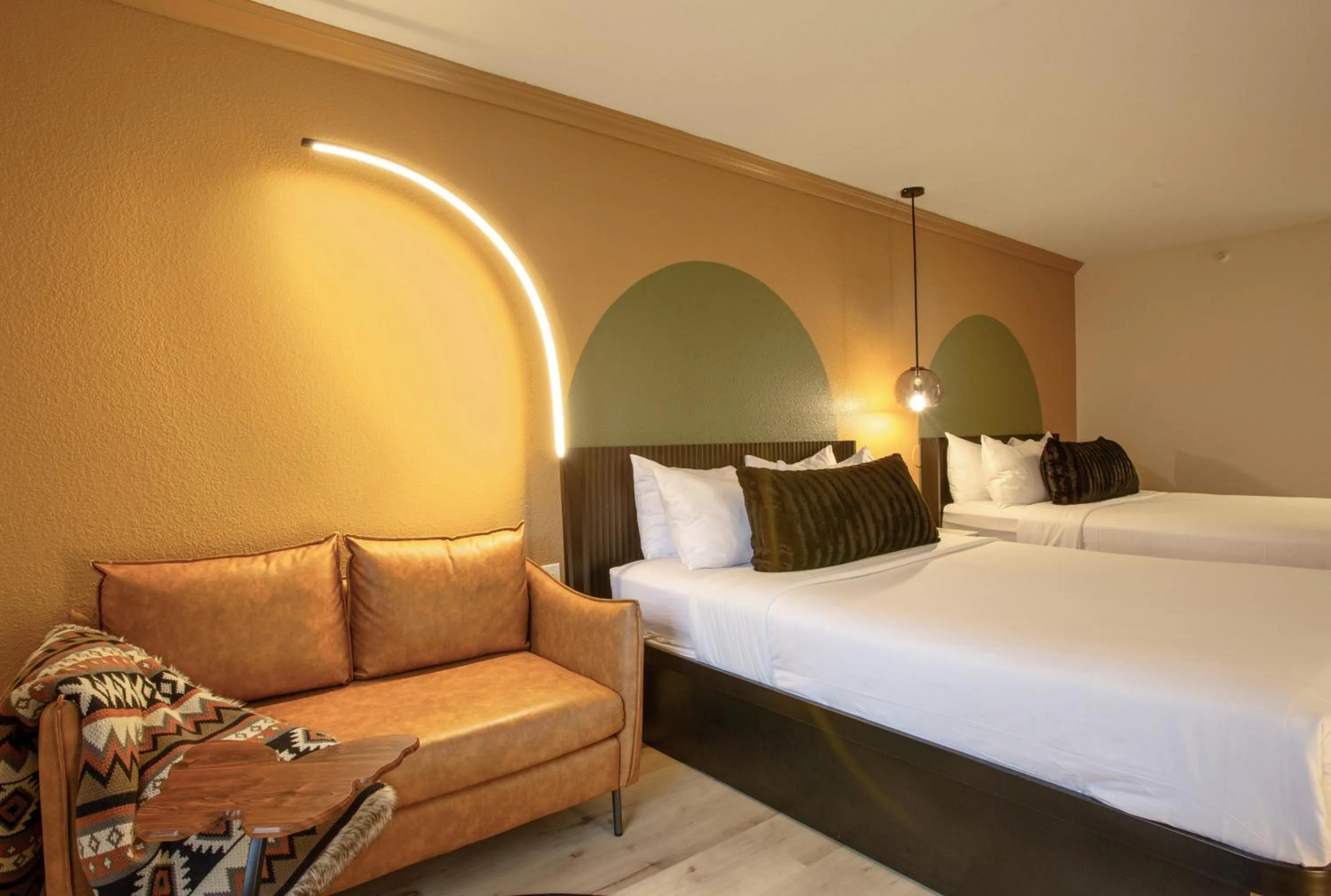 Living room, Bed in Arroyo Pinion Hotel, an Ascend Collection Hotel