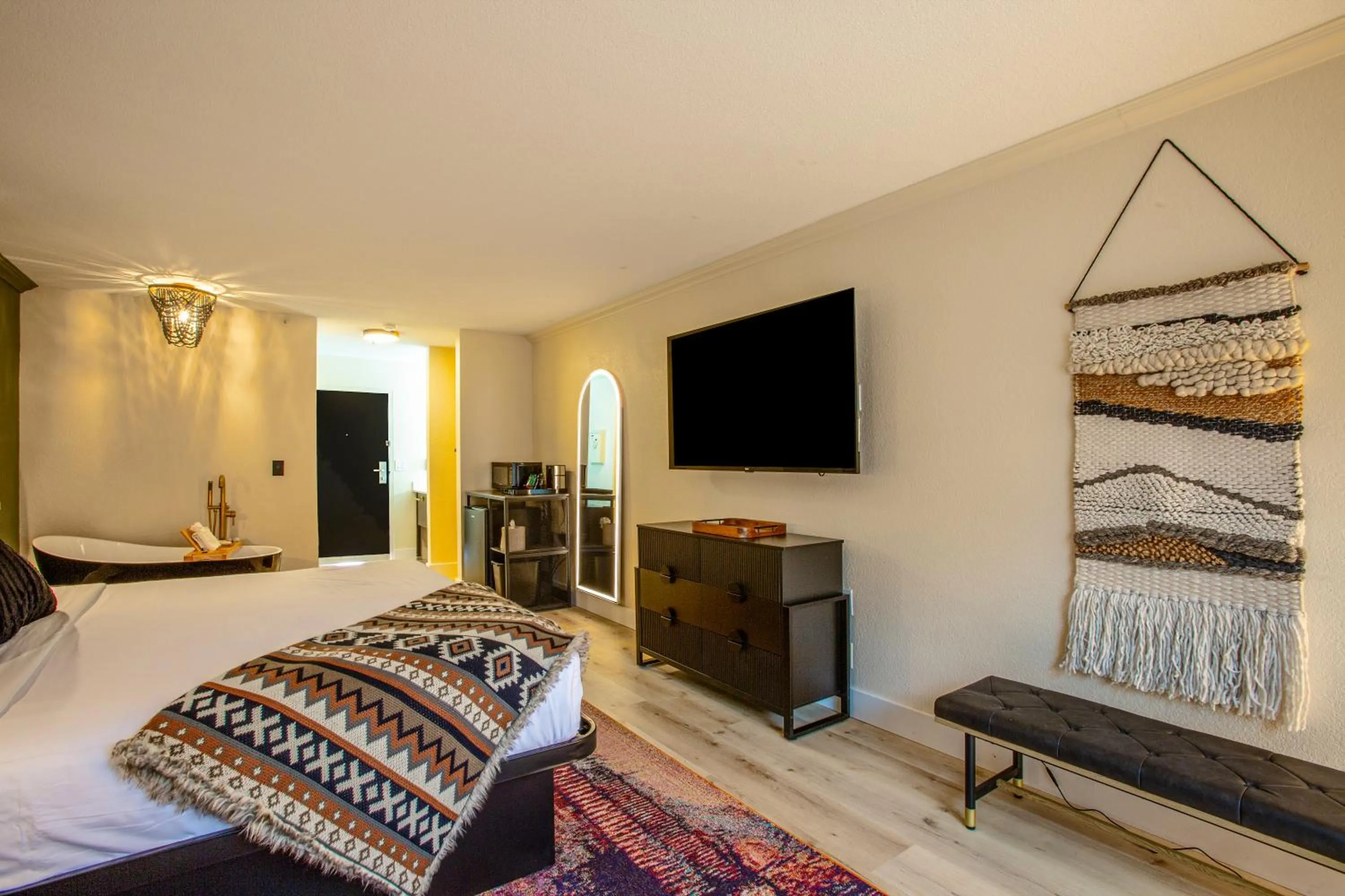 TV and multimedia, Bed in Arroyo Pinion Hotel, an Ascend Collection Hotel