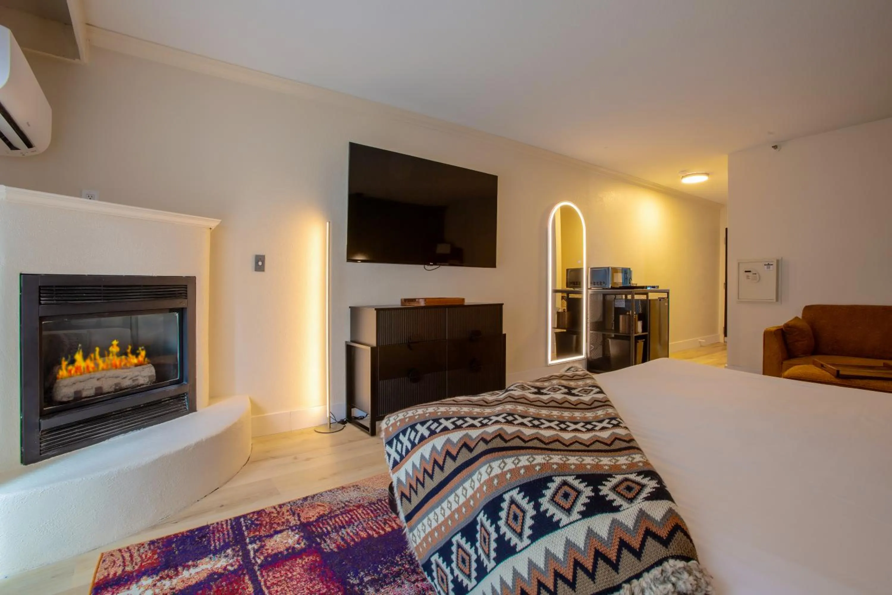 TV and multimedia, Bed in Arroyo Pinion Hotel, an Ascend Collection Hotel