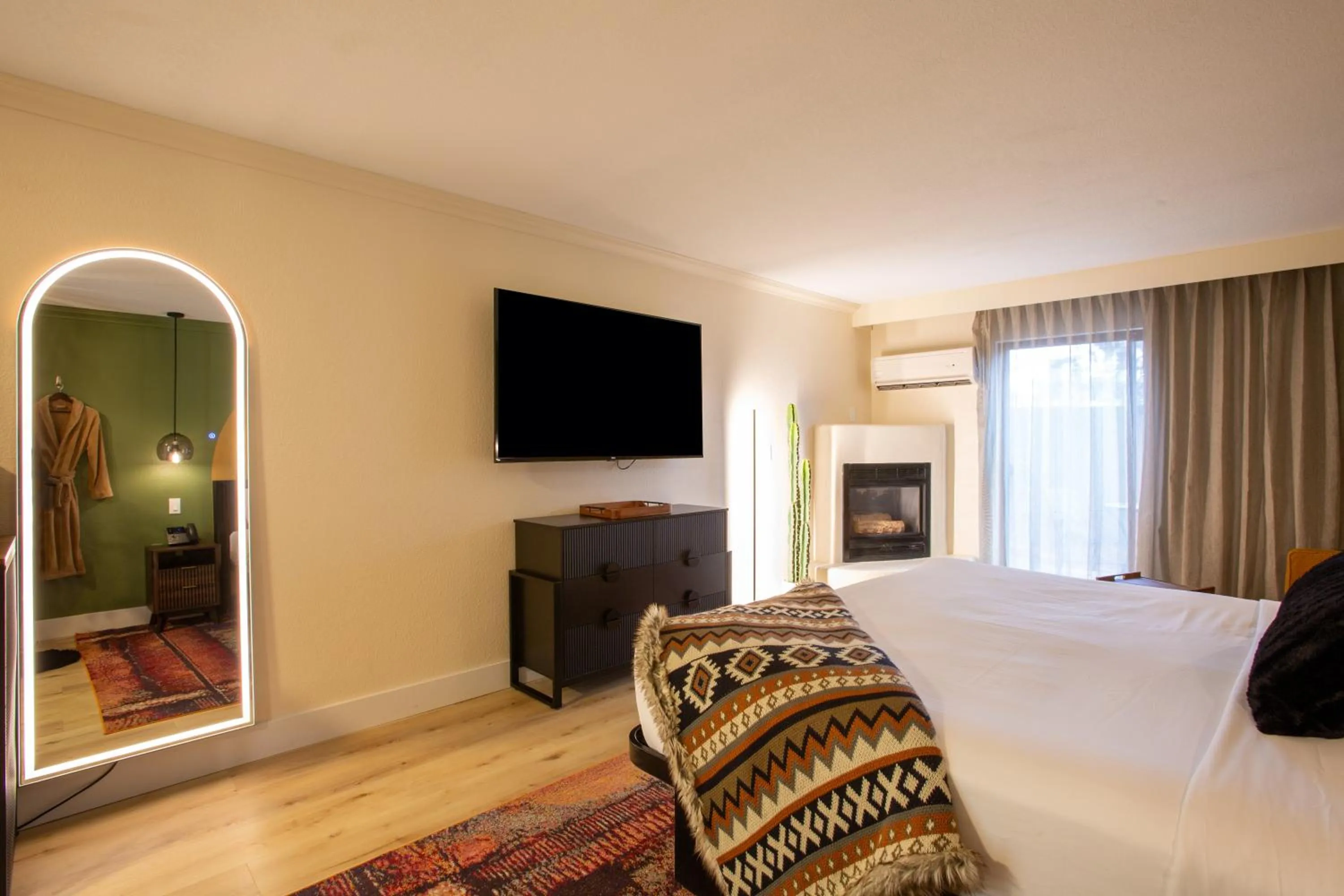 TV and multimedia, Bed in Arroyo Pinion Hotel, an Ascend Collection Hotel