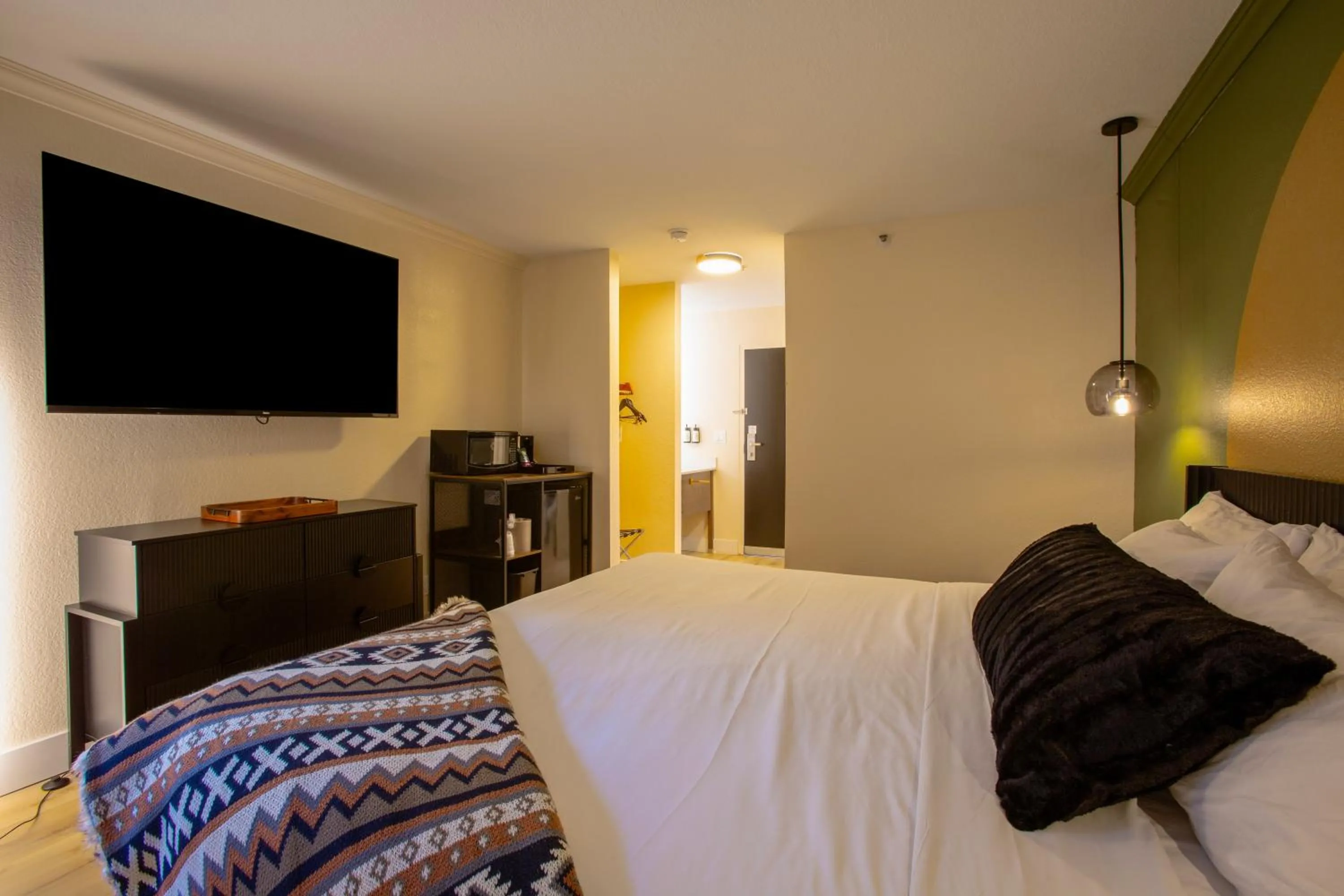TV and multimedia, Bed in Arroyo Pinion Hotel, an Ascend Collection Hotel