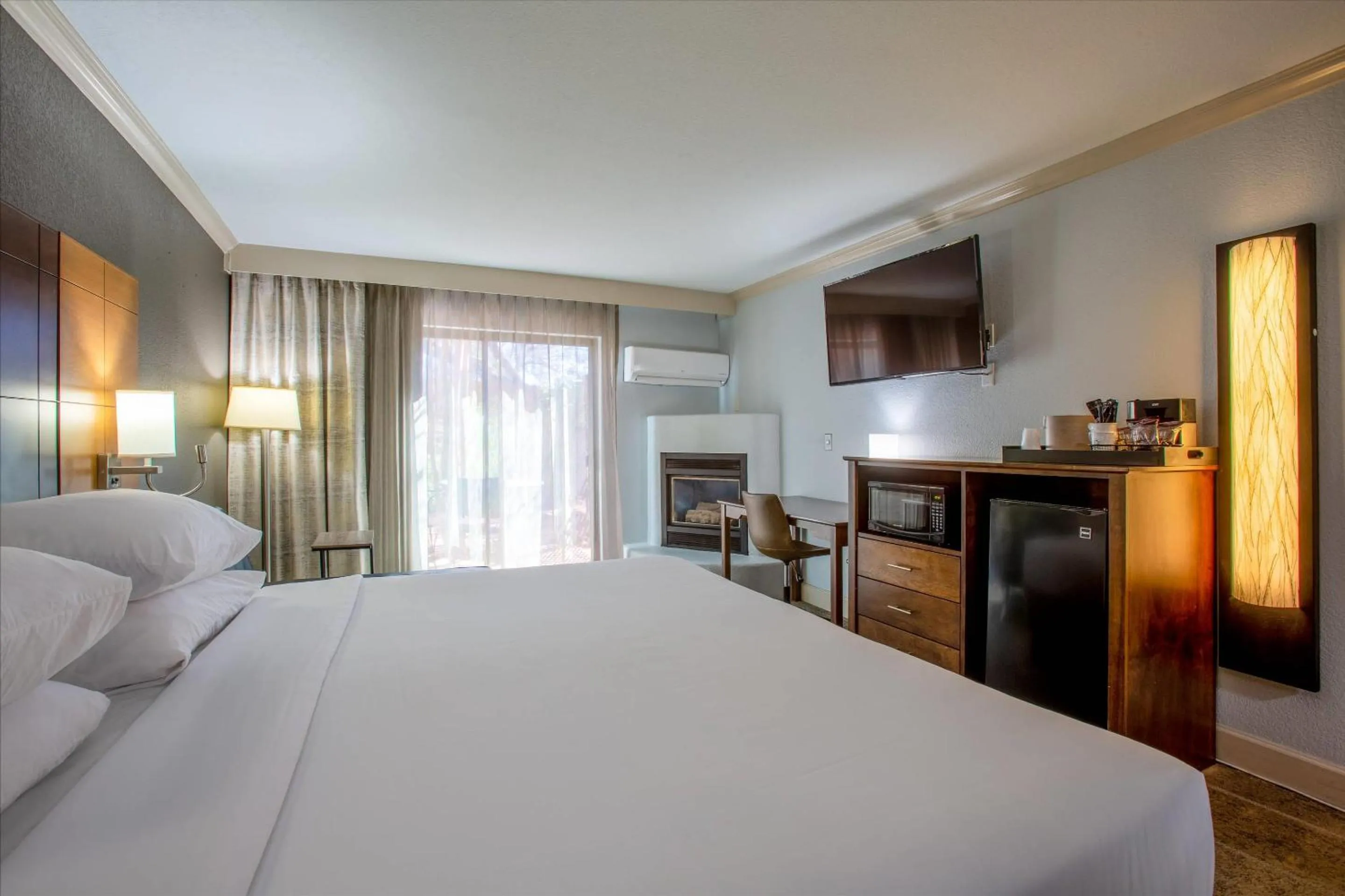 Bedroom, Bed in Arroyo Pinion Hotel, an Ascend Collection Hotel