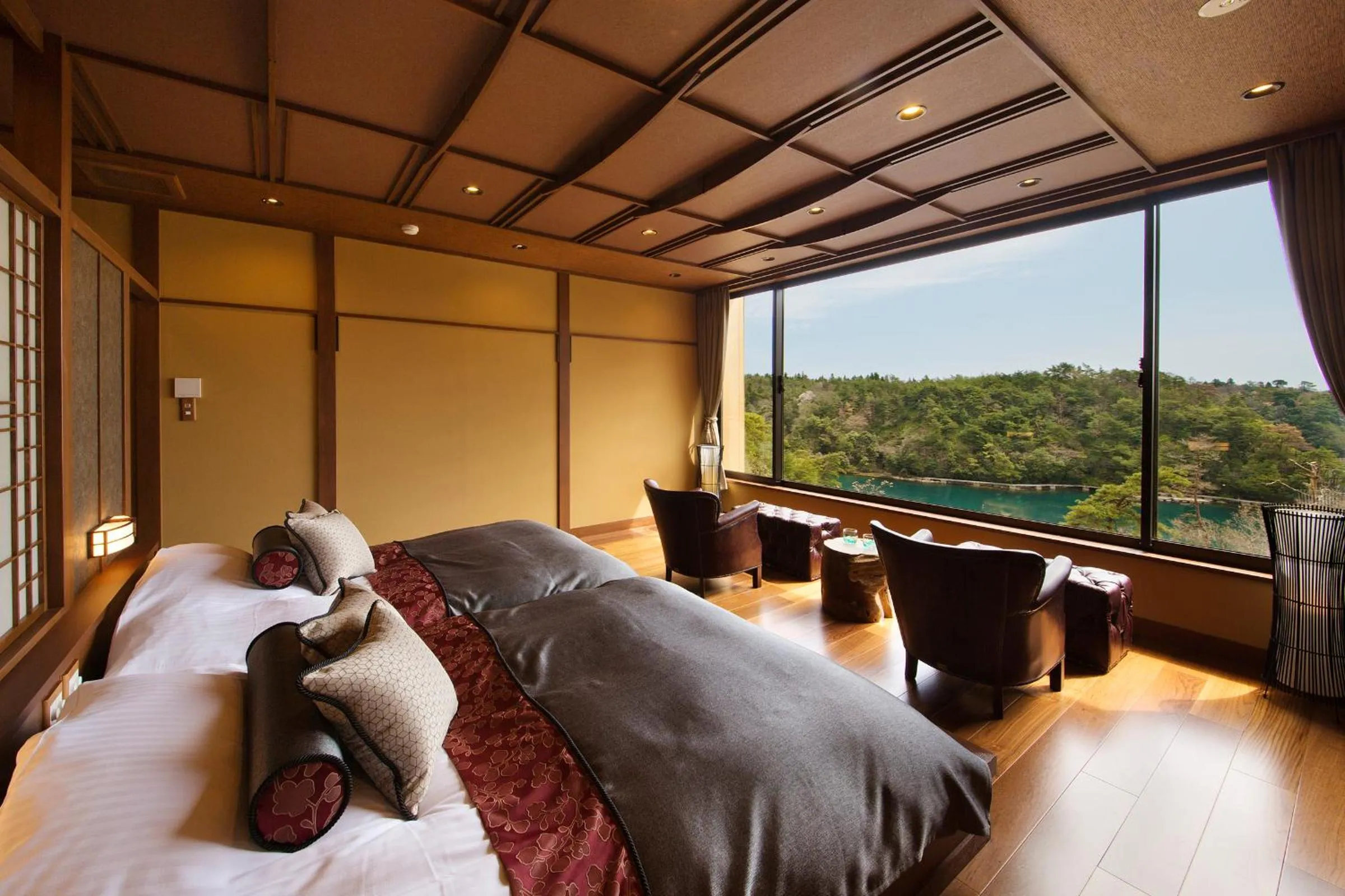 Photo of the whole room, Bed in Noto Hyakurakusou