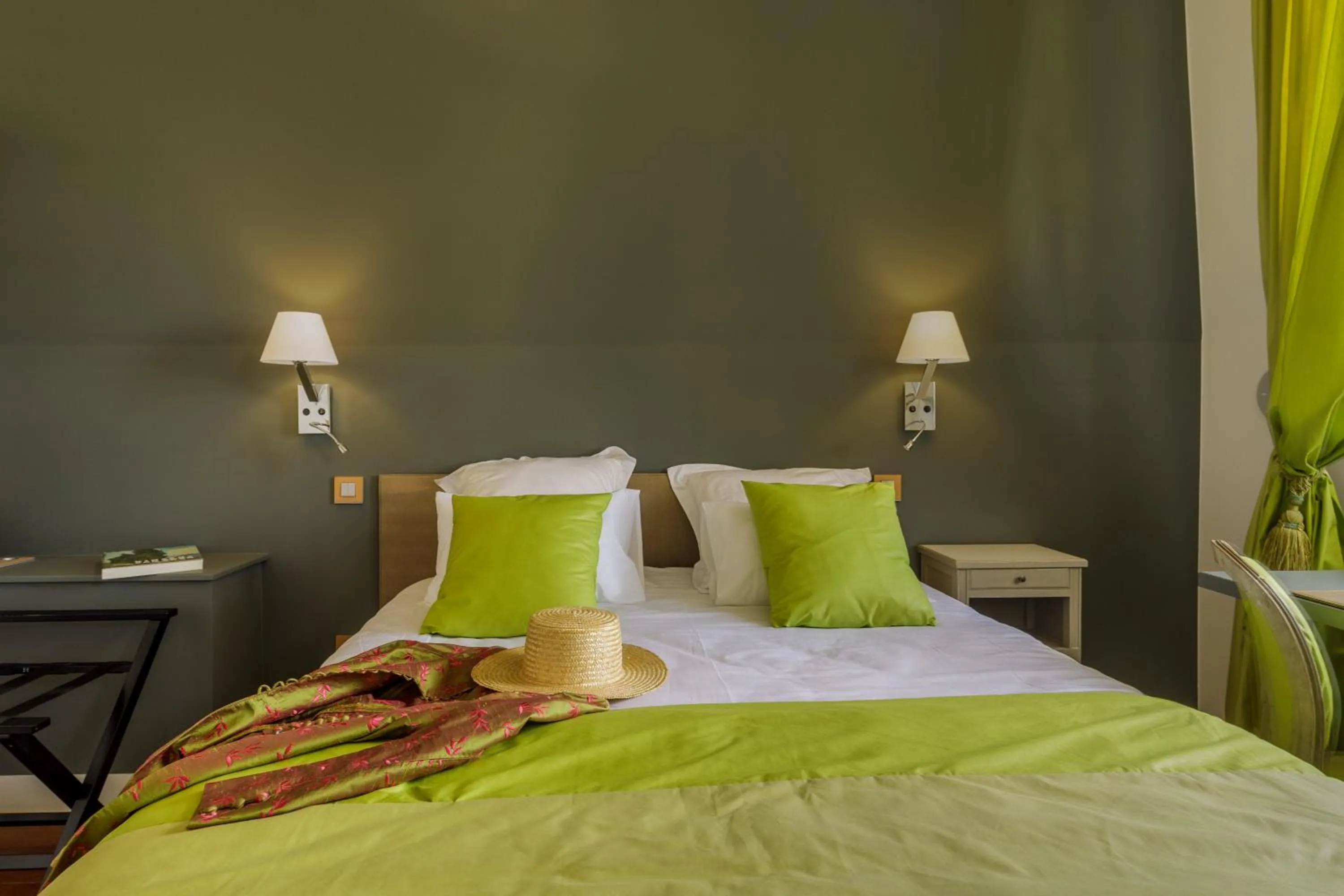 Bedroom, Bed in L'Hôtel Particulier - Paris Asnières