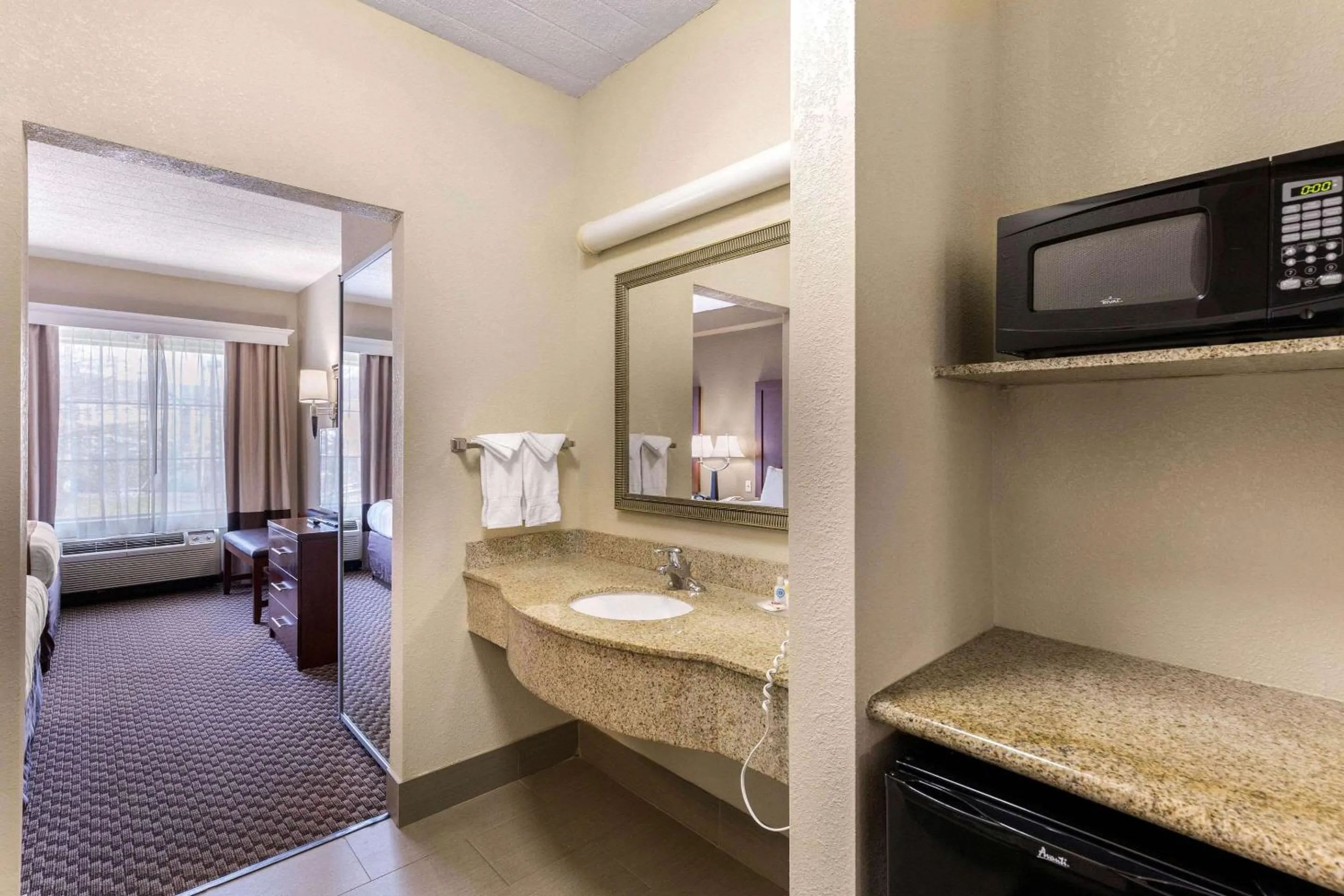 Bedroom, Bed in Comfort Suites Elkridge Columbia Gateway