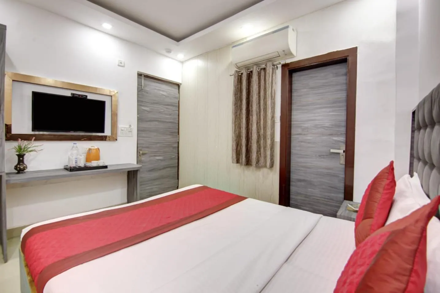 Bedroom, Bed in Hotel Dreamland Dx-5 Mints walk From New Delhi Railways Station