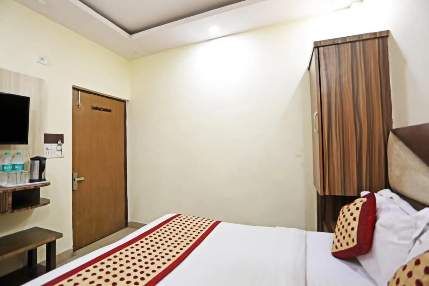 Bed in Hotel Dreamland Dx-5 Mints walk From New Delhi Railways Station