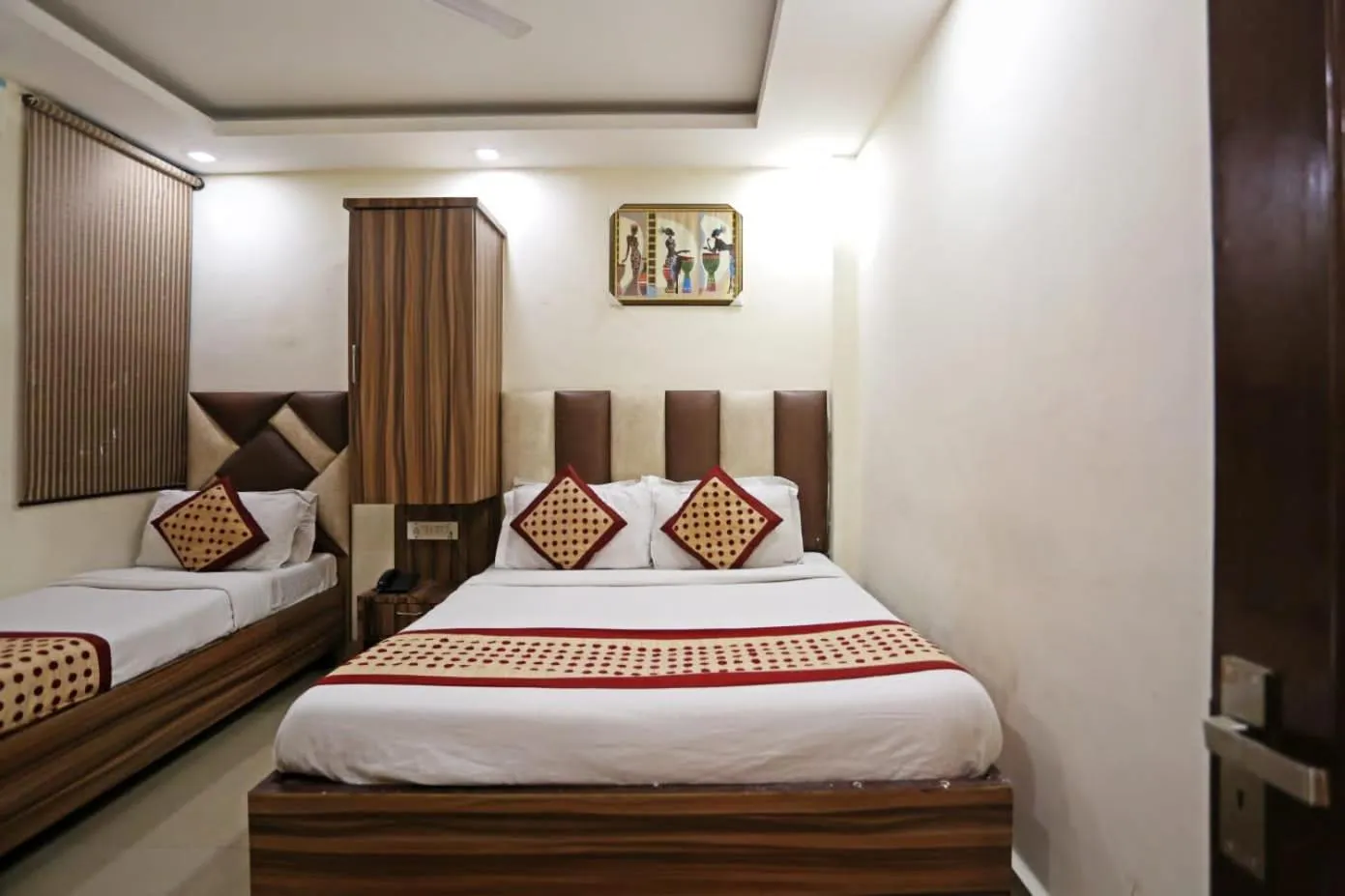 Bed in Hotel Dreamland Dx-5 Mints walk From New Delhi Railways Station