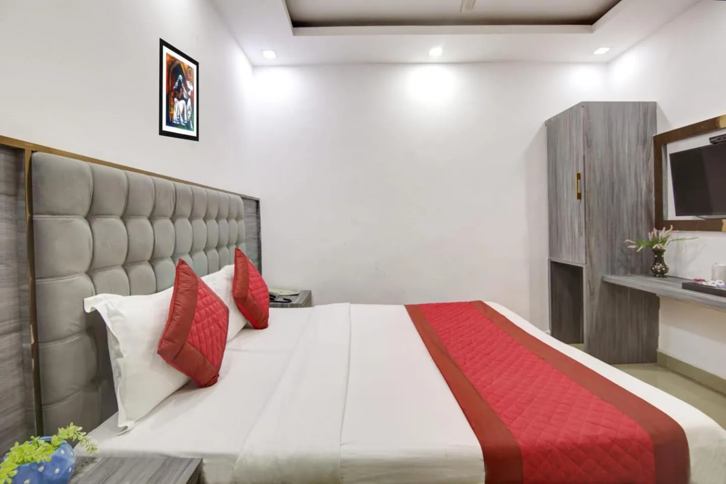 Bedroom, Bed in Hotel Dreamland Dx-5 Mints walk From New Delhi Railways Station