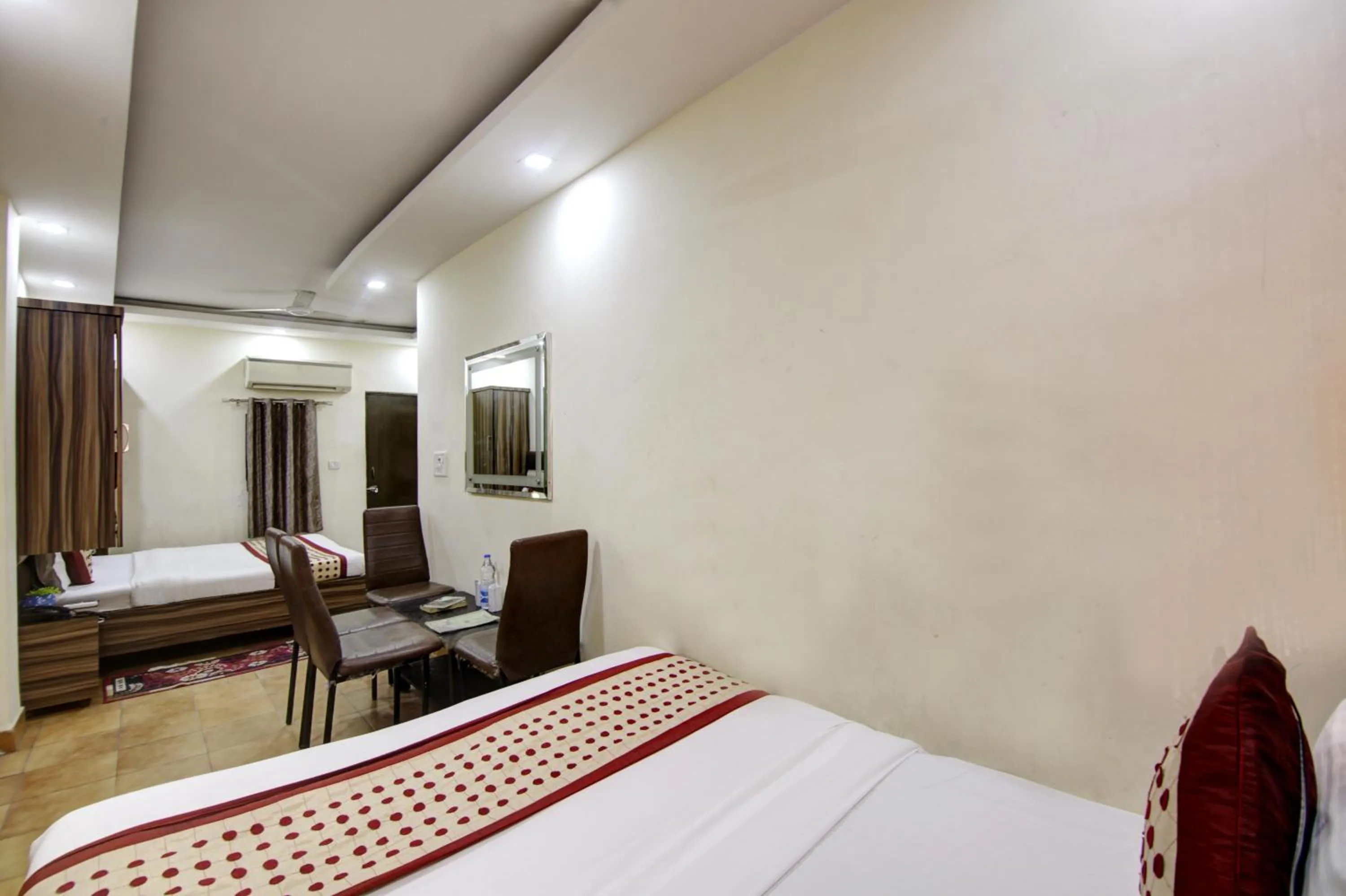 Bed in Hotel Dreamland Dx-5 Mints walk From New Delhi Railways Station