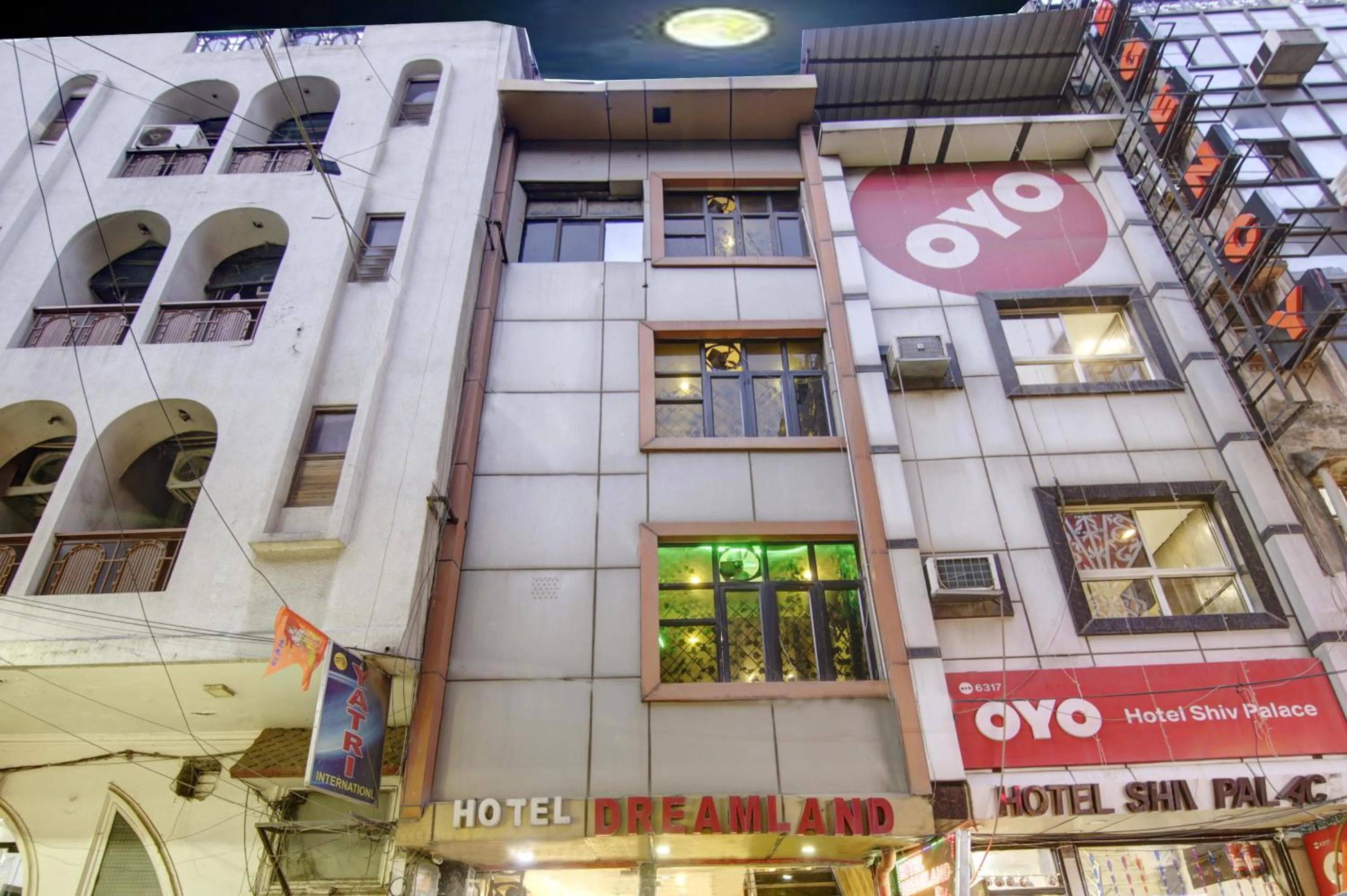 Facade/entrance in Hotel Dreamland Dx-5 Mints walk From New Delhi Railways Station