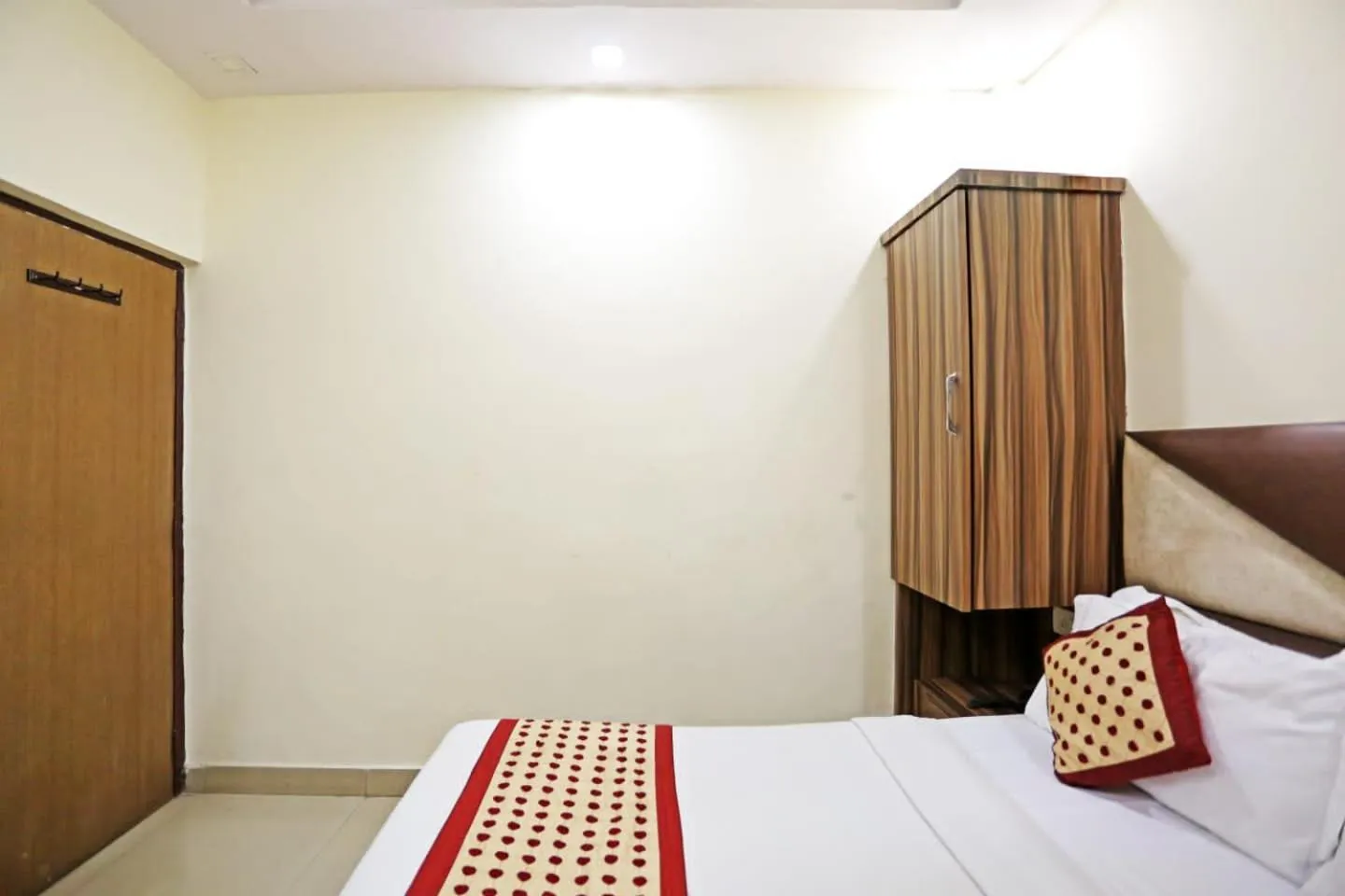 Bedroom, Bed in Hotel Dreamland Dx-5 Mints walk From New Delhi Railways Station