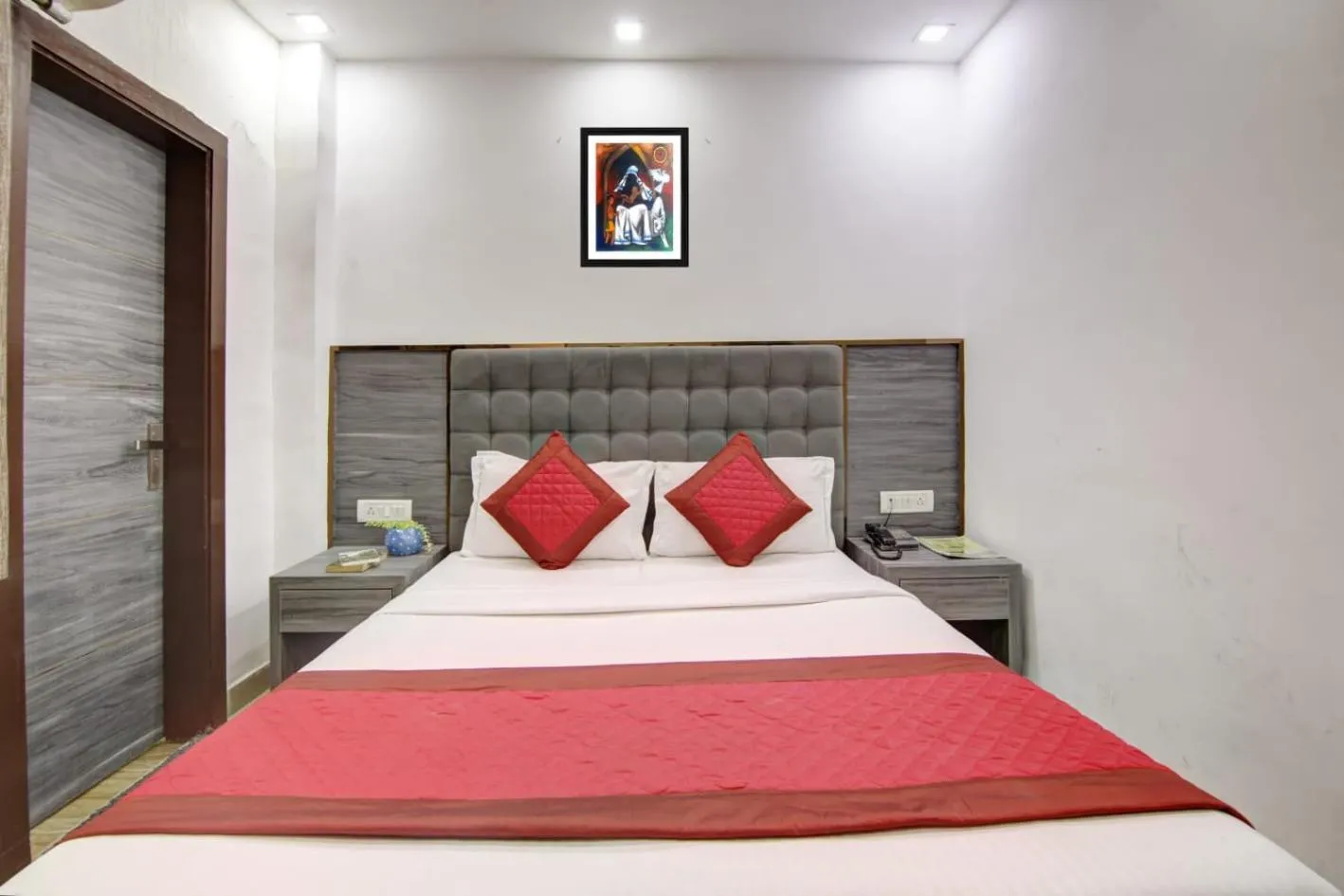 Bedroom, Bed in Hotel Dreamland Dx-5 Mints walk From New Delhi Railways Station