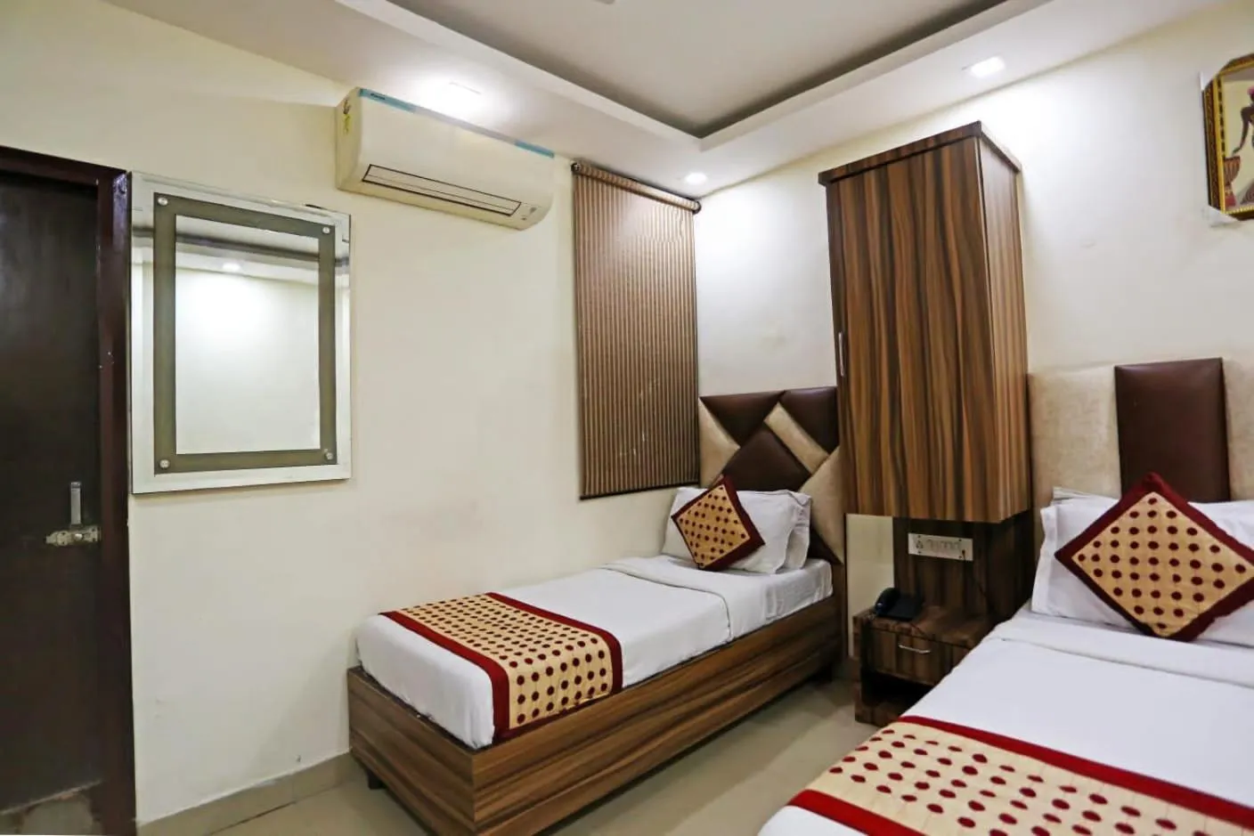 Bed in Hotel Dreamland Dx-5 Mints walk From New Delhi Railways Station