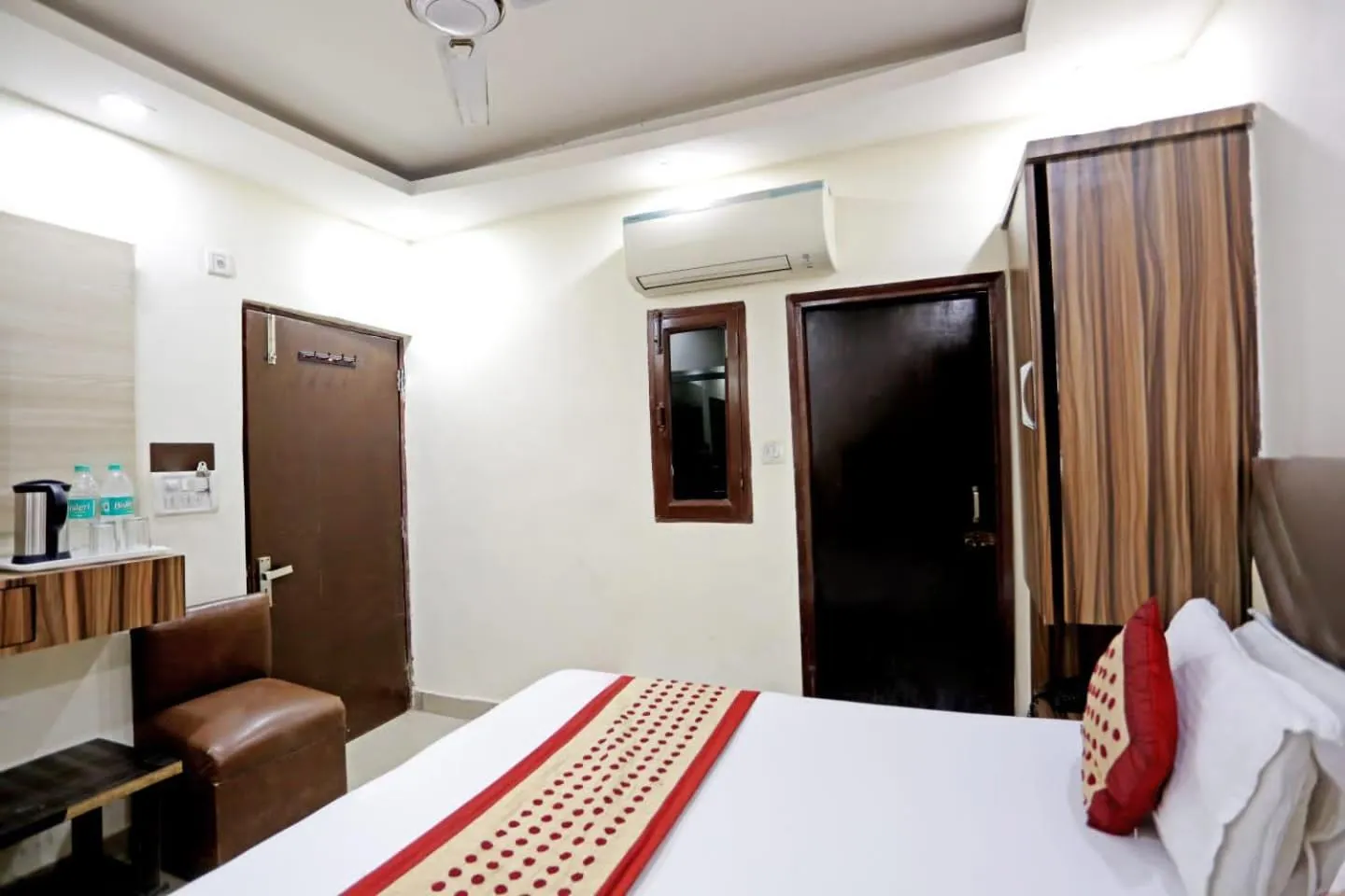 Photo of the whole room, Bed in Hotel Dreamland Dx-5 Mints walk From New Delhi Railways Station
