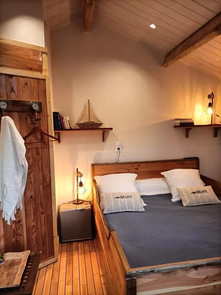 Photo of the whole room, Bed in Oudoty