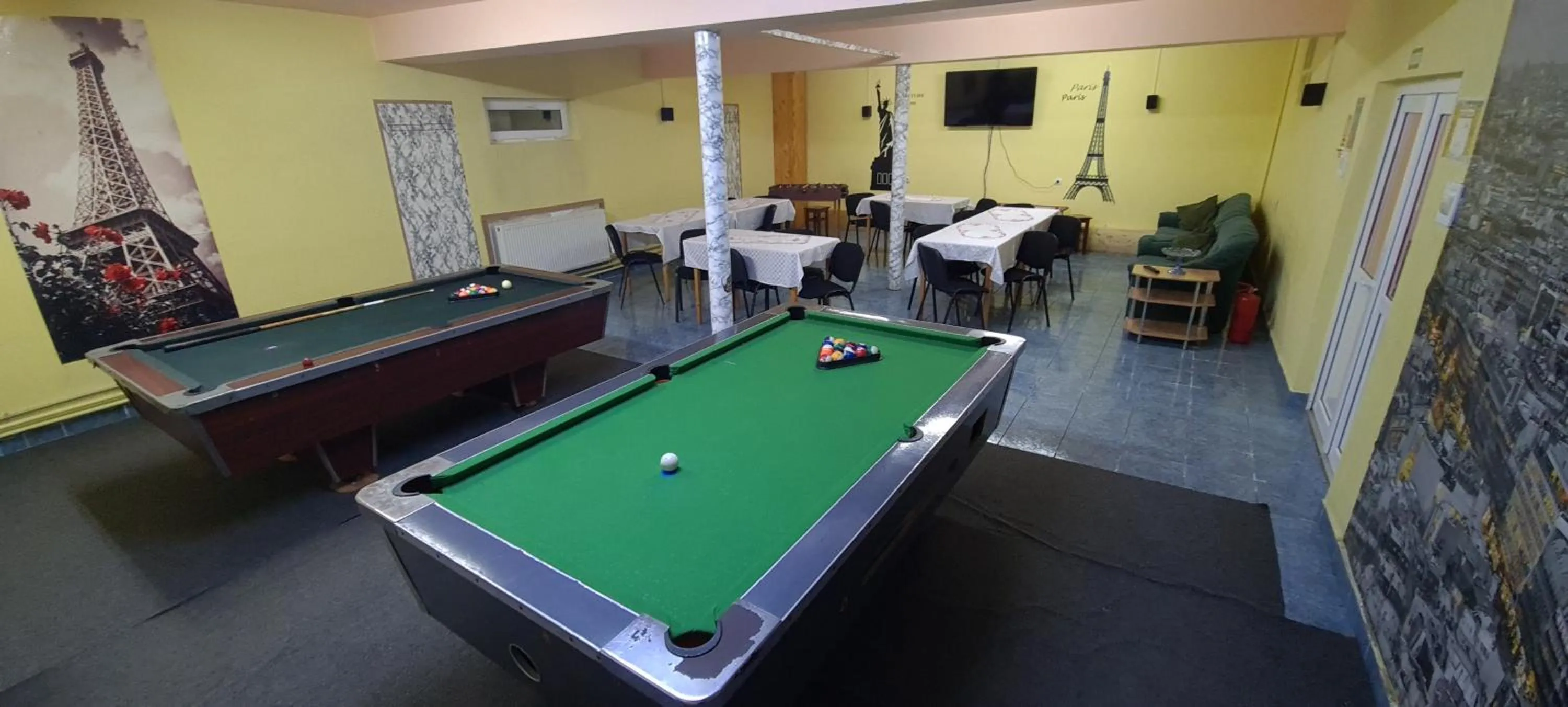 Billiard in Pensiunea Aurora - Great Hostel Voineasa