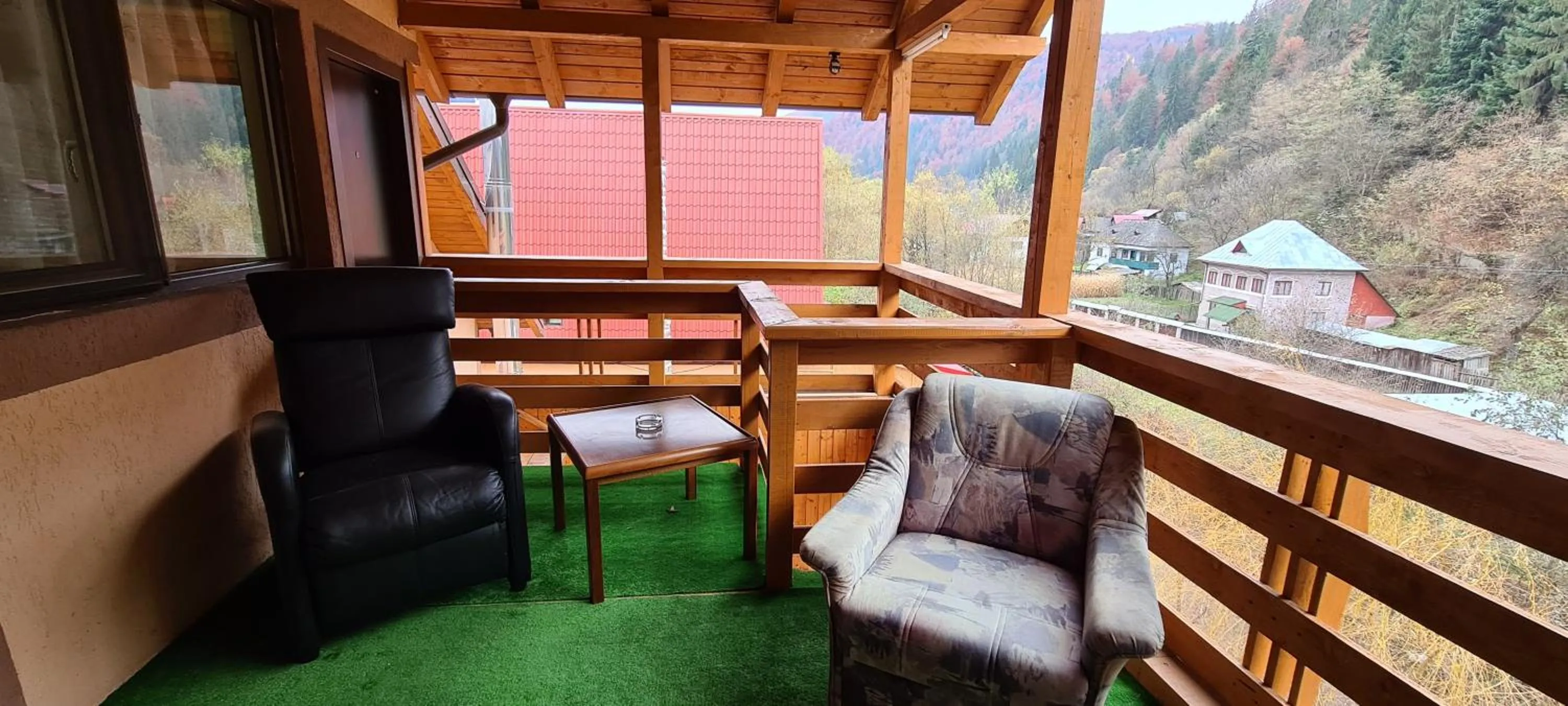 Seating area in Pensiunea Aurora - Great Hostel Voineasa