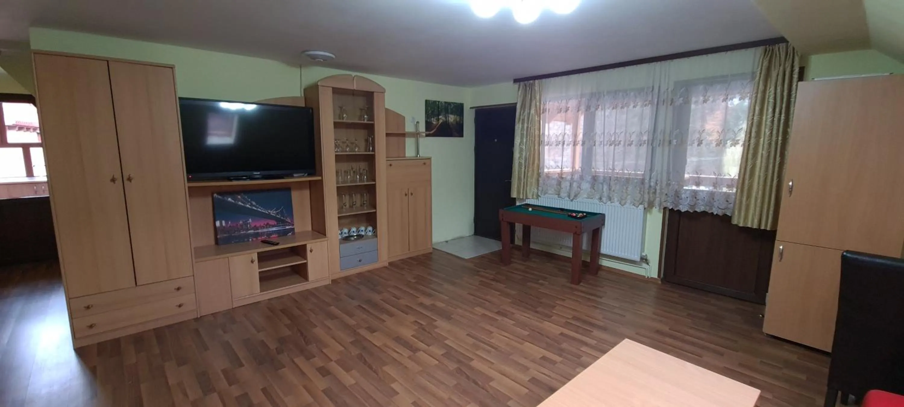 Communal lounge/ TV room in Pensiunea Aurora - Great Hostel Voineasa