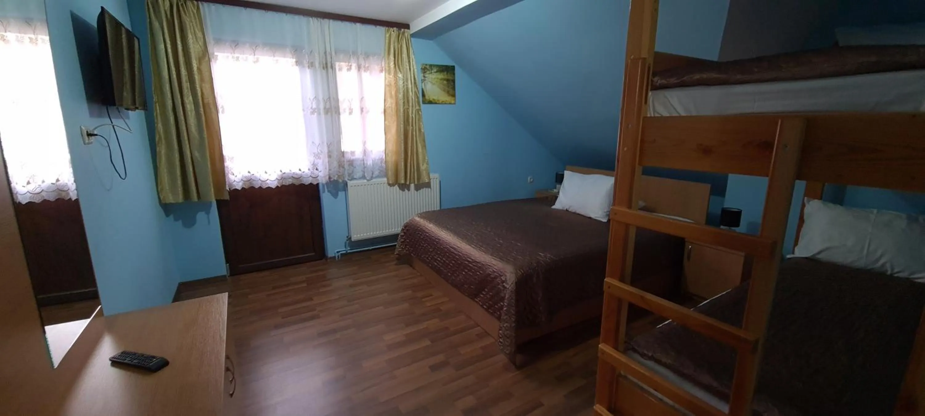 Photo of the whole room, Bed in Pensiunea Aurora - Great Hostel Voineasa