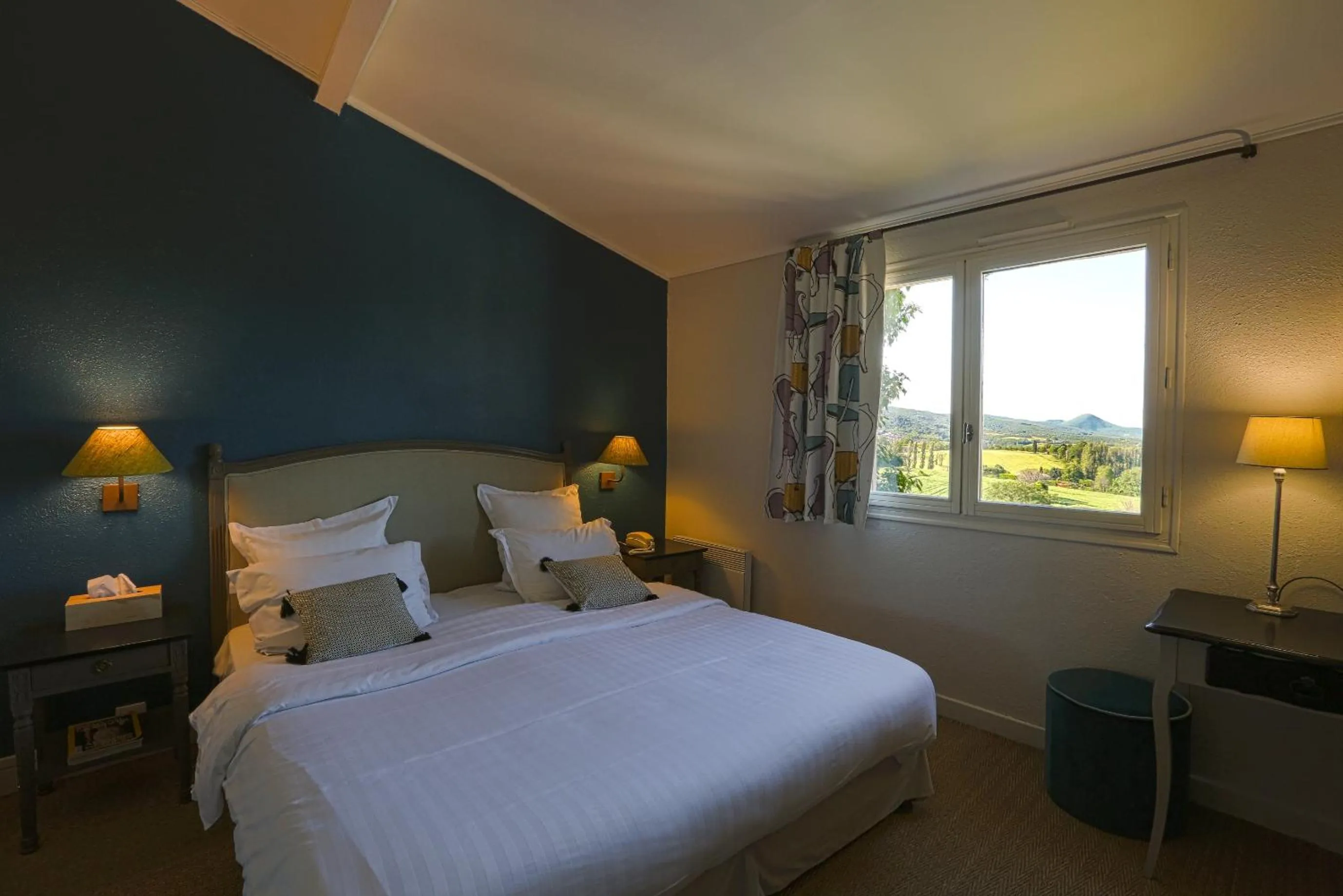 Photo of the whole room, Bed in La Treille Muscate