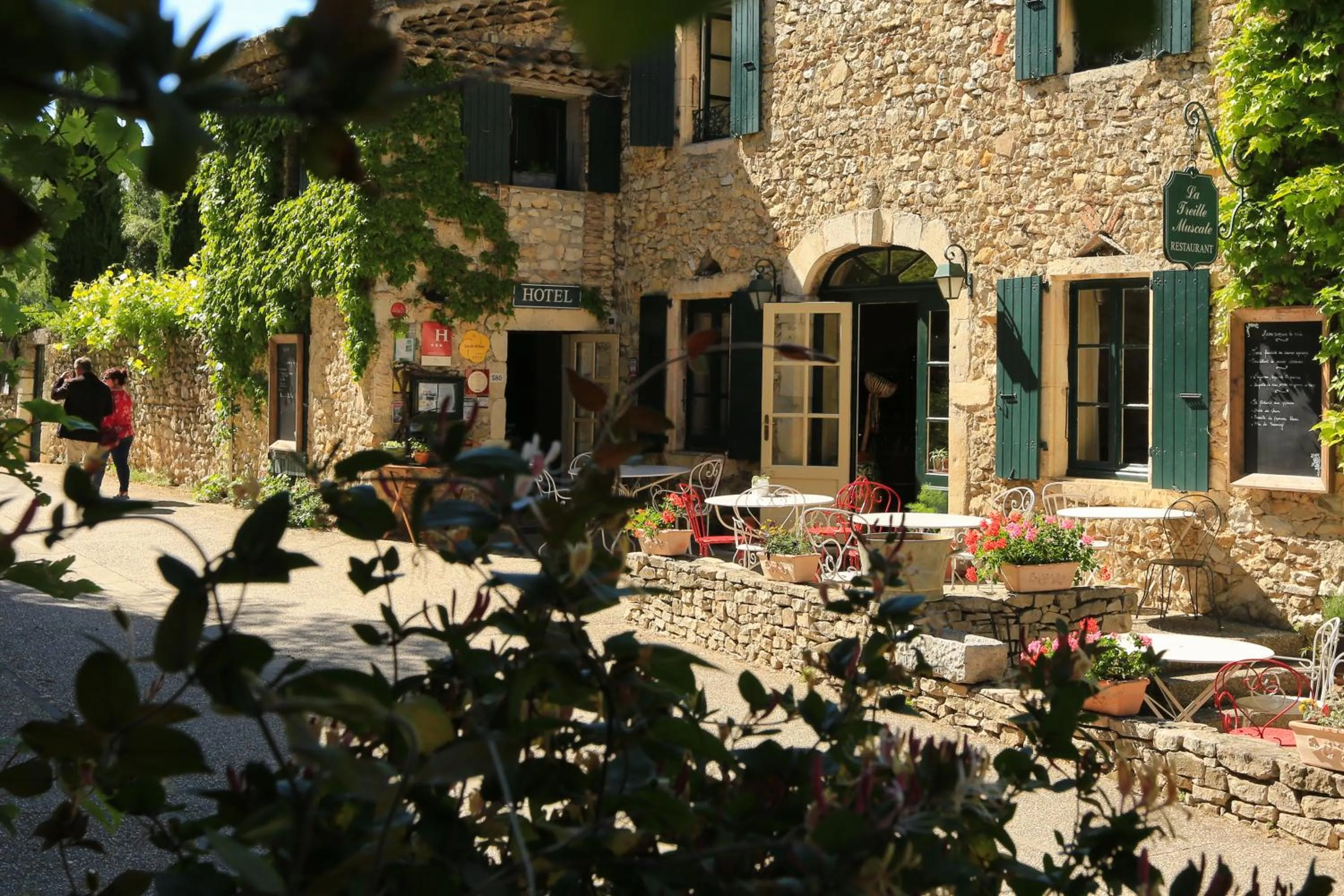 Facade/entrance in La Treille Muscate