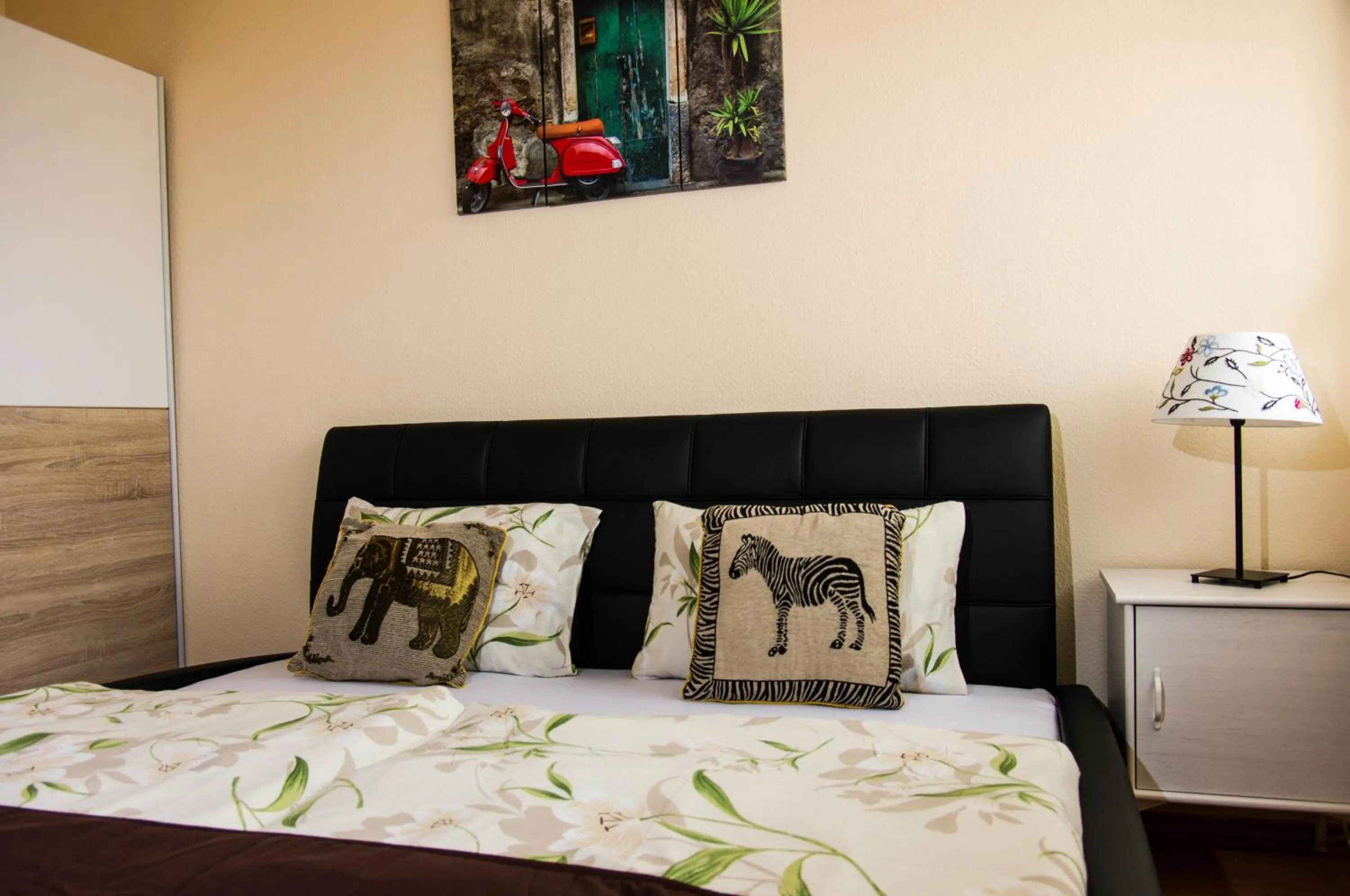 Bedroom, Bed in Garden House