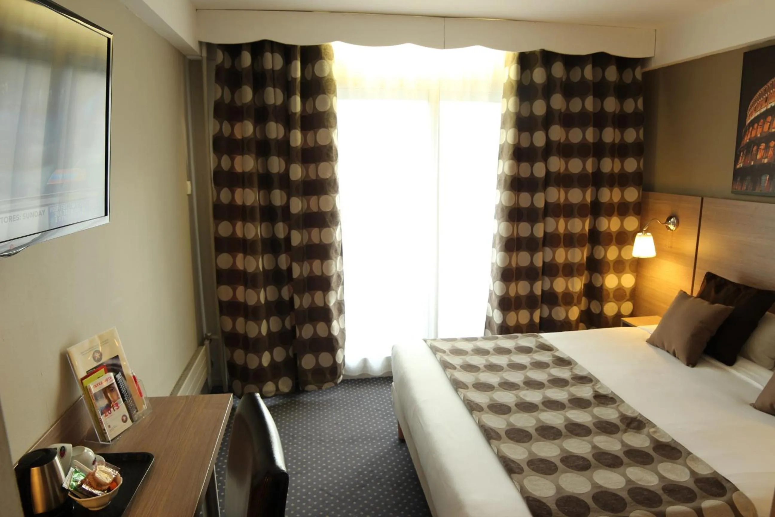 Bedroom, Bed in The Originals City, Hôtel Villancourt, Grenoble Sud