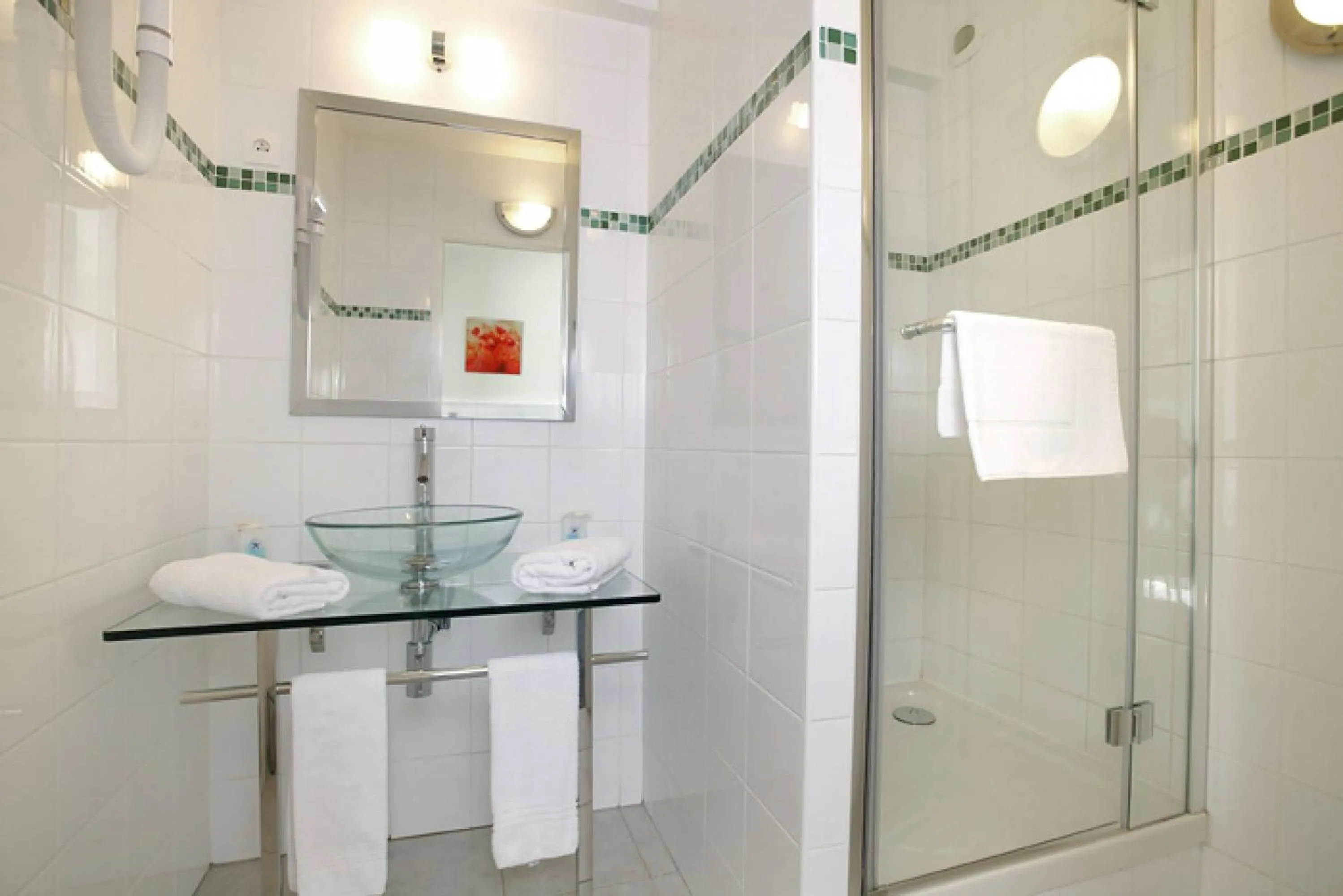 Shower in The Originals City, Hôtel Villancourt, Grenoble Sud