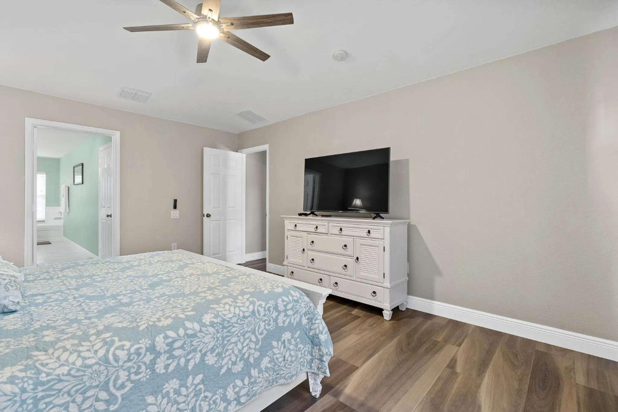 Bed in WindsorHills Villa Pool Resort Amenities Minutes to Disney