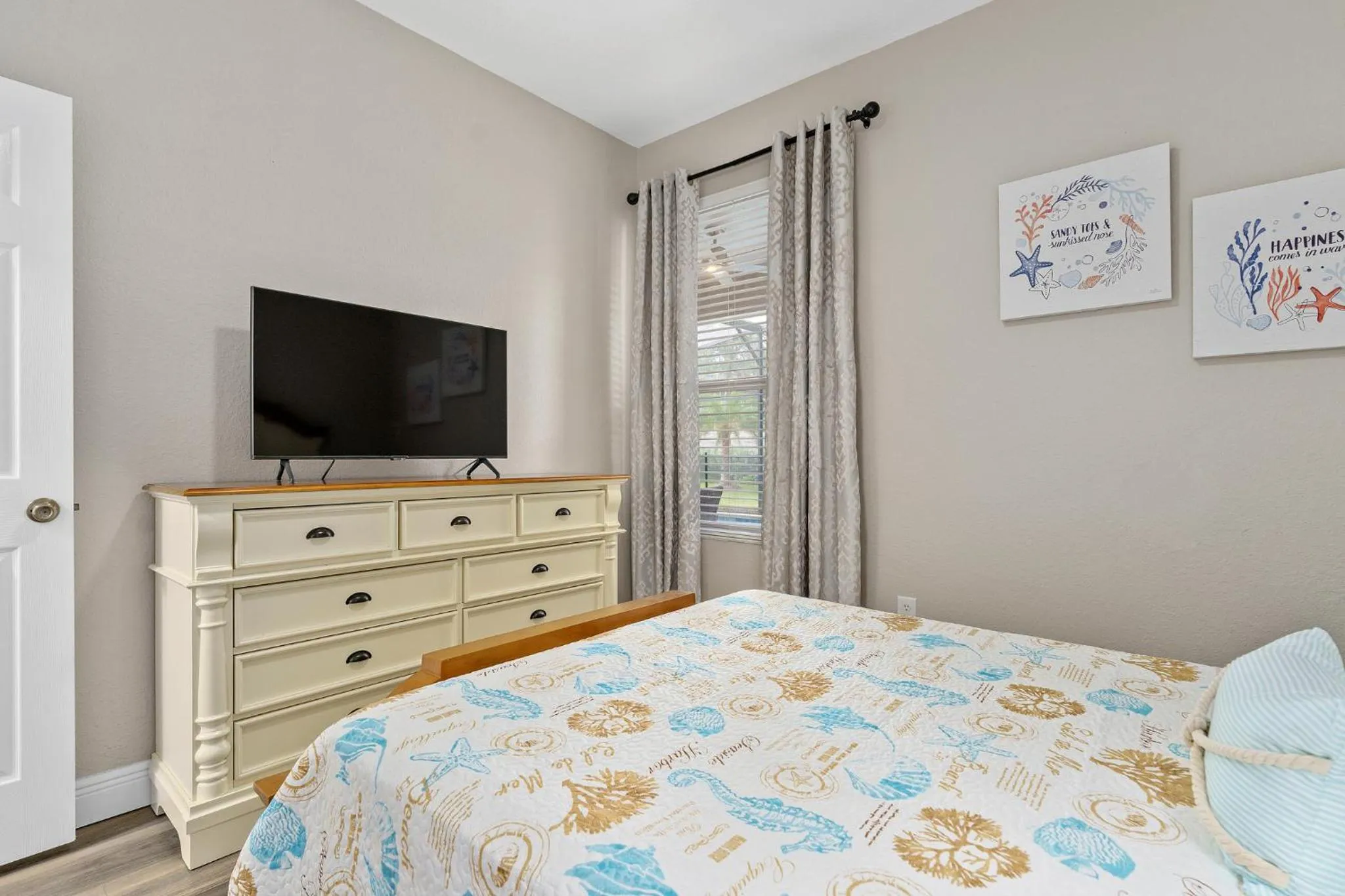 Bed in WindsorHills Villa Pool Resort Amenities Minutes to Disney