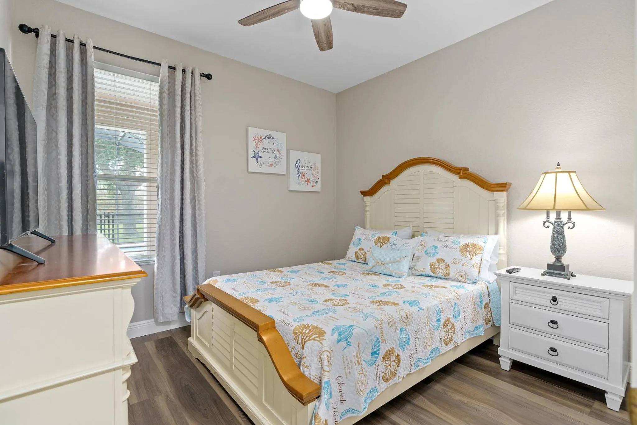 Bed in WindsorHills Villa Pool Resort Amenities Minutes to Disney